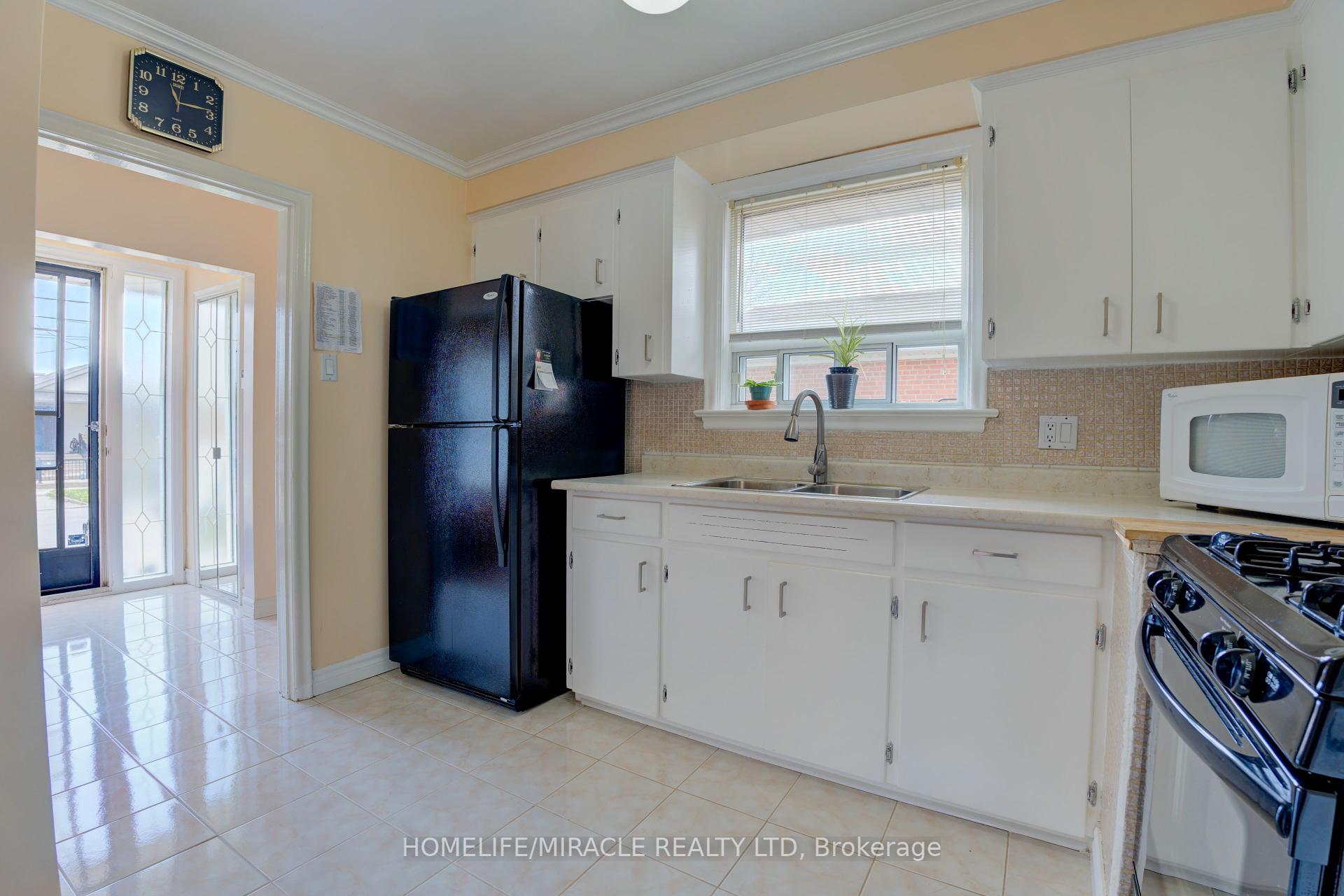 24 Ivanhoe Crt, Toronto, ON M1R3G9 | 3 Bedroom 2 Bathroom Detached House | Image 7