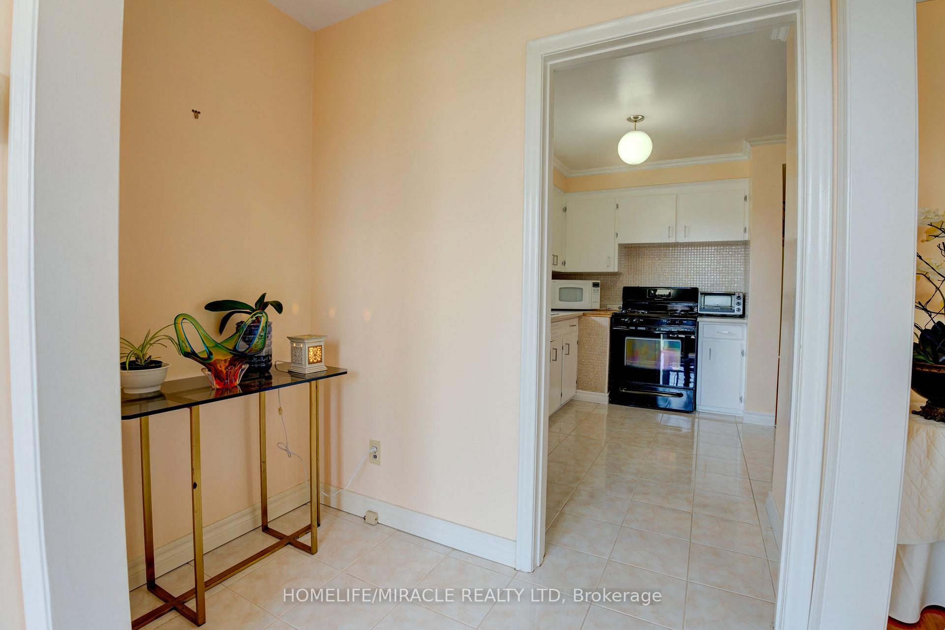 24 Ivanhoe Crt, Toronto, ON M1R3G9 | 3 Bedroom 2 Bathroom Detached House | Image 8