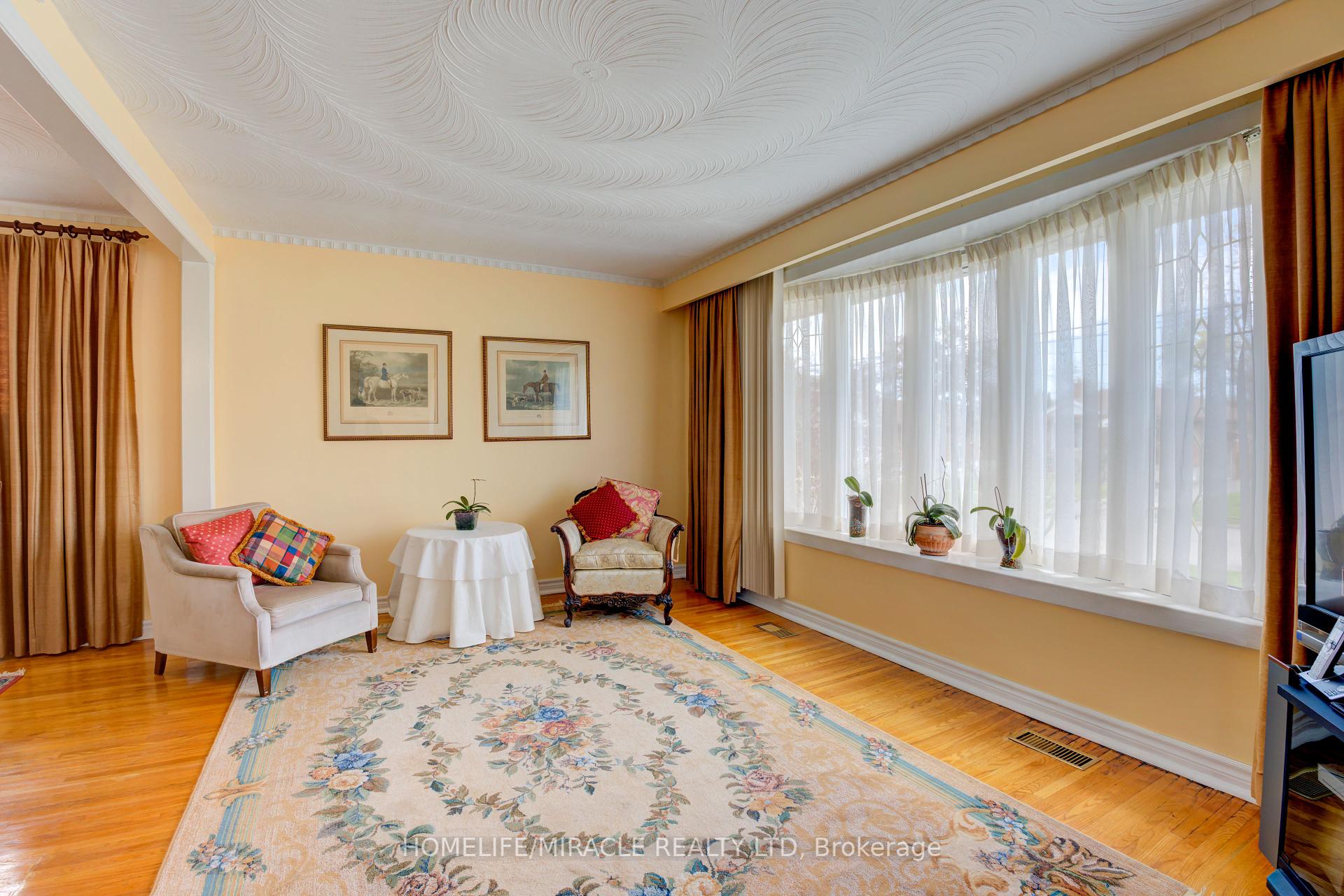 24 Ivanhoe Crt, Toronto, ON M1R3G9 | 3 Bedroom 2 Bathroom Detached House | Image 9