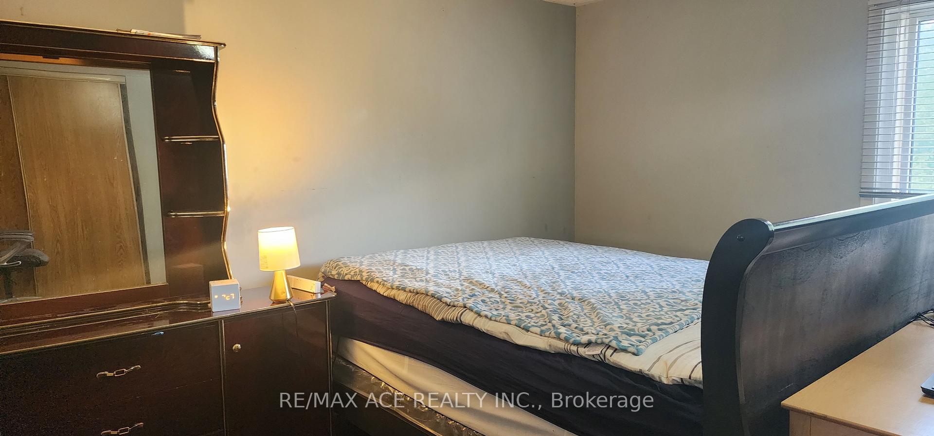 61 Warwick Castle Crt, Toronto, ON M1B3E5 | 3 Bedroom 3 Bathroom Semi-Detached House | Image 12