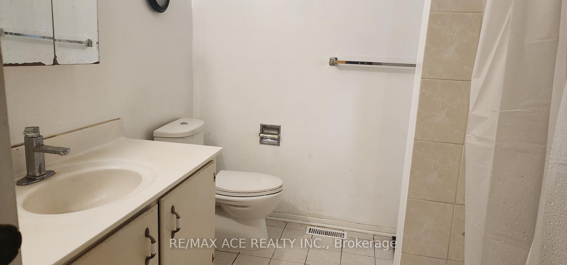 61 Warwick Castle Crt, Toronto, ON M1B3E5 | 3 Bedroom 3 Bathroom Semi-Detached House | Image 14