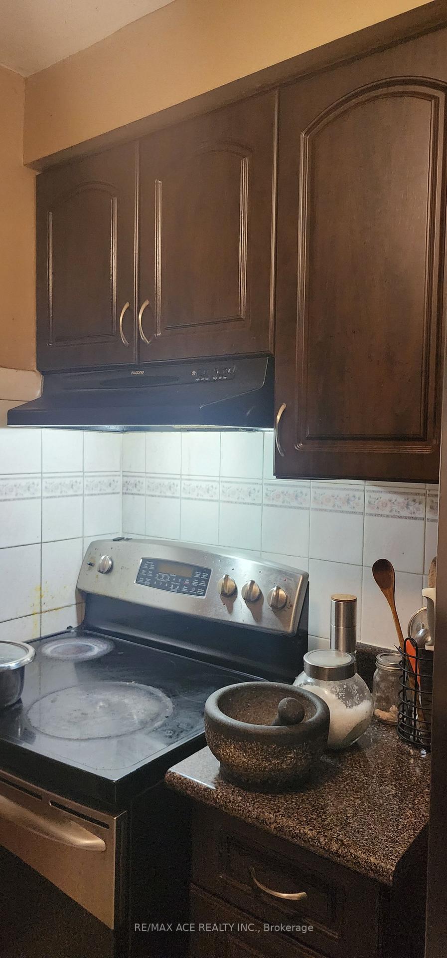 61 Warwick Castle Crt, Toronto, ON M1B3E5 | 3 Bedroom 3 Bathroom Semi-Detached House | Image 4