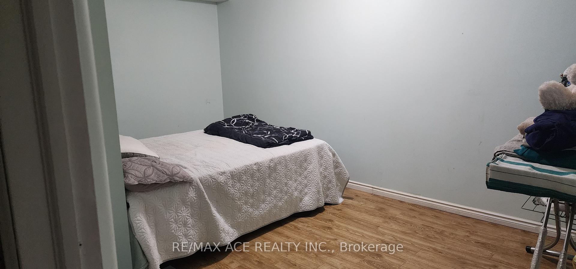 61 Warwick Castle Crt, Toronto, ON M1B3E5 | 3 Bedroom 3 Bathroom Semi-Detached House | Image 8