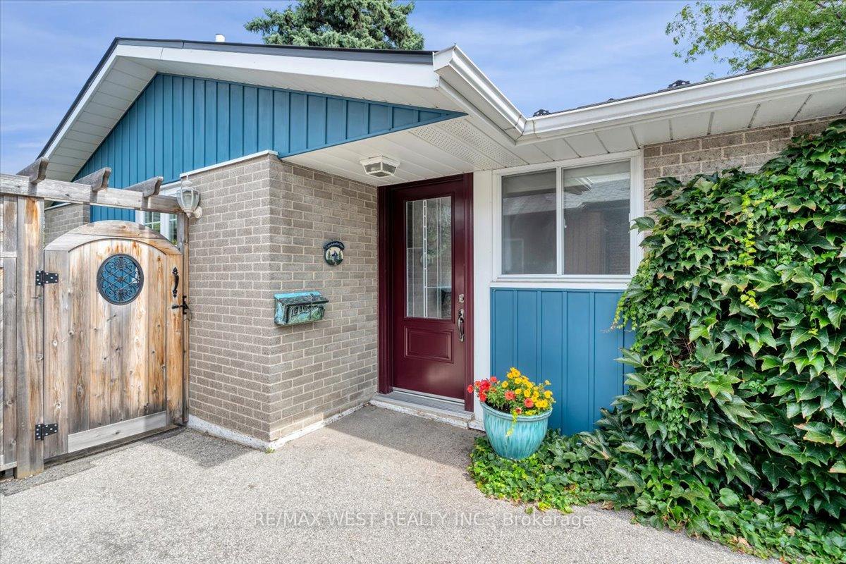 254 Confederation Dr, Toronto, ON M1G1B5 | 3 Bedroom 2 Bathroom Detached House | Image 3