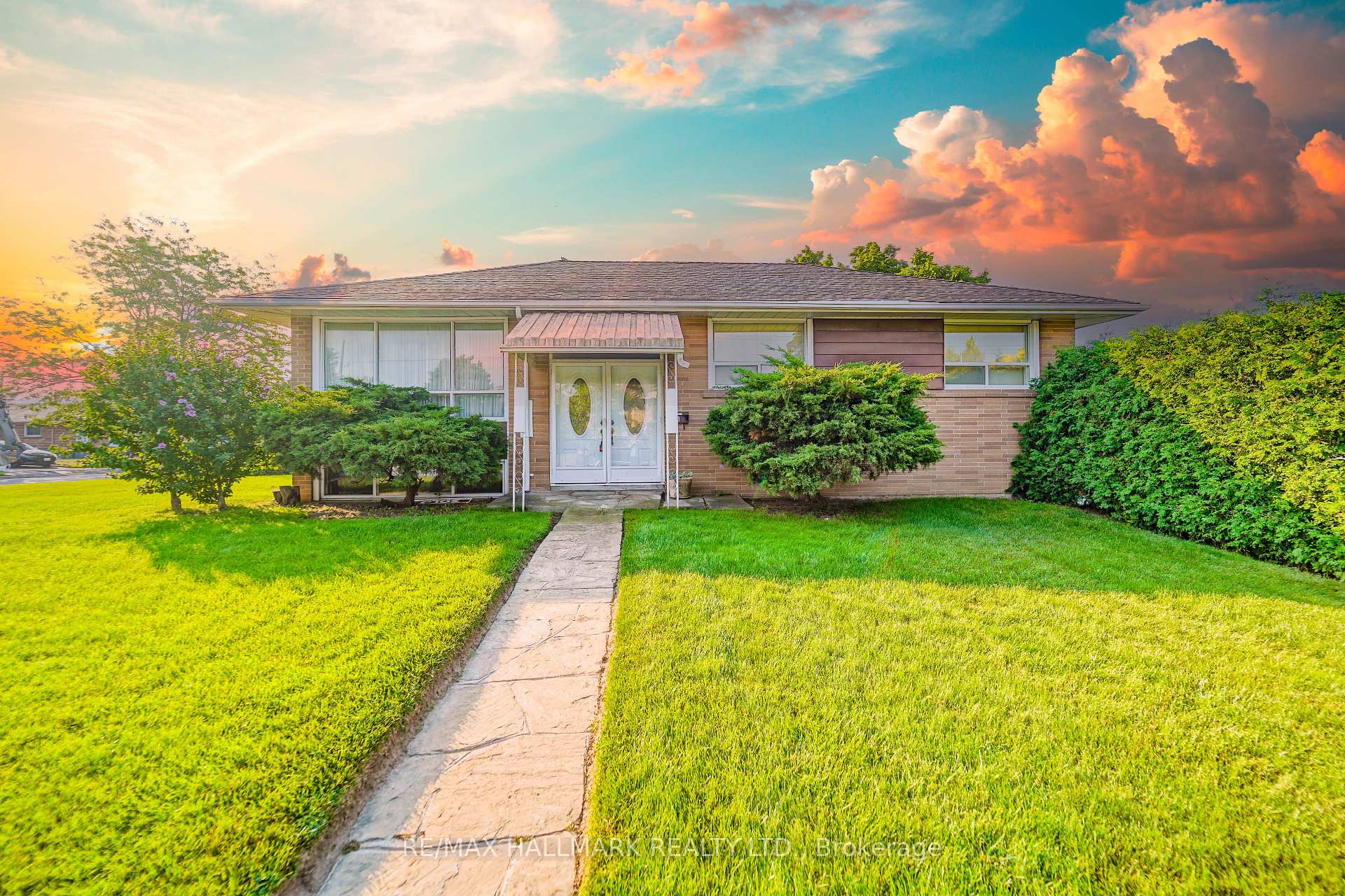 44 Budea Cres, Toronto, ON M1R4V4 | 3 Bedroom 2 Bathroom Detached House | Image 2