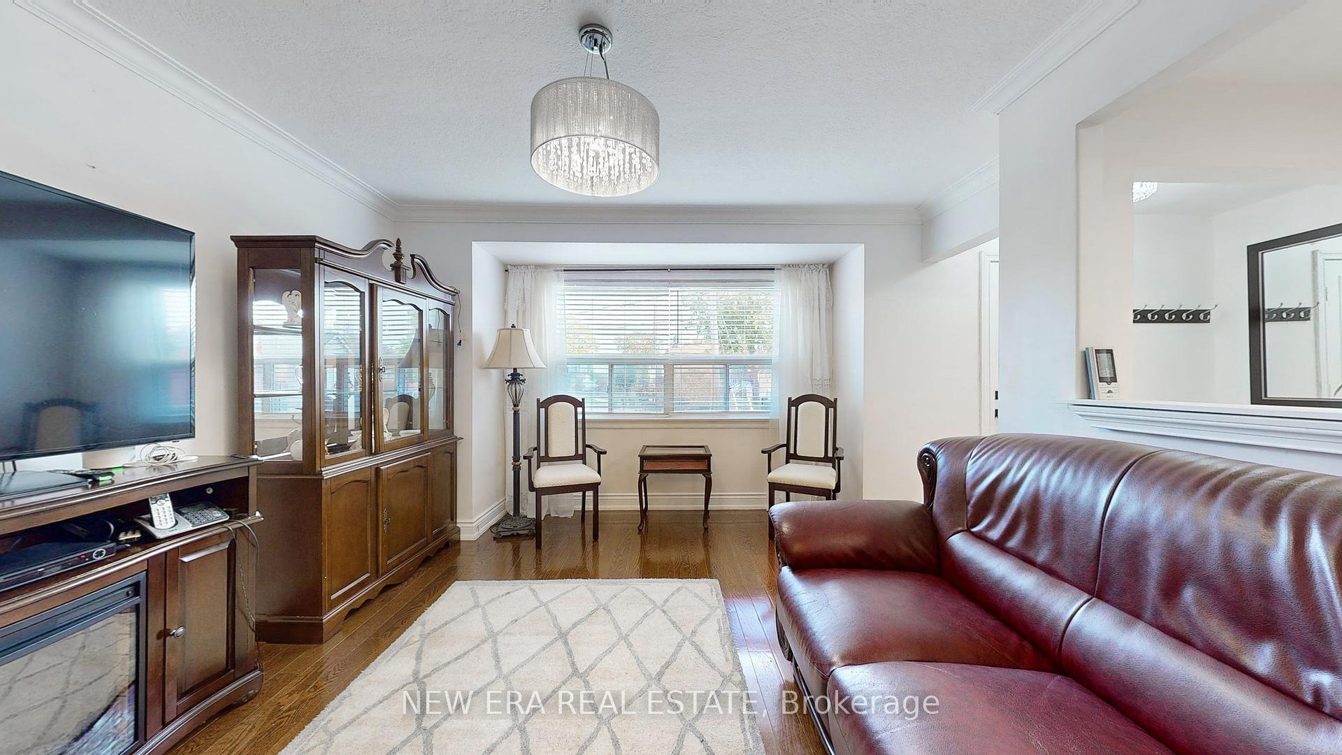 1 Fairbourne Cres, Toronto, ON M1L3M6 | 2 Bedroom 2 Bathroom Detached House | Image 3