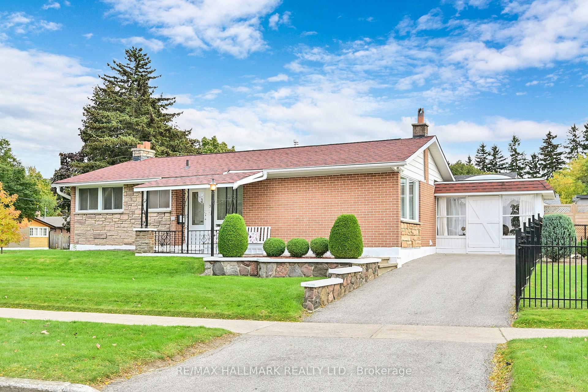 33 Shoreland Cres, Toronto, ON M1G1M4 | 3 Bedroom 1 Bathroom Detached House | Image 2