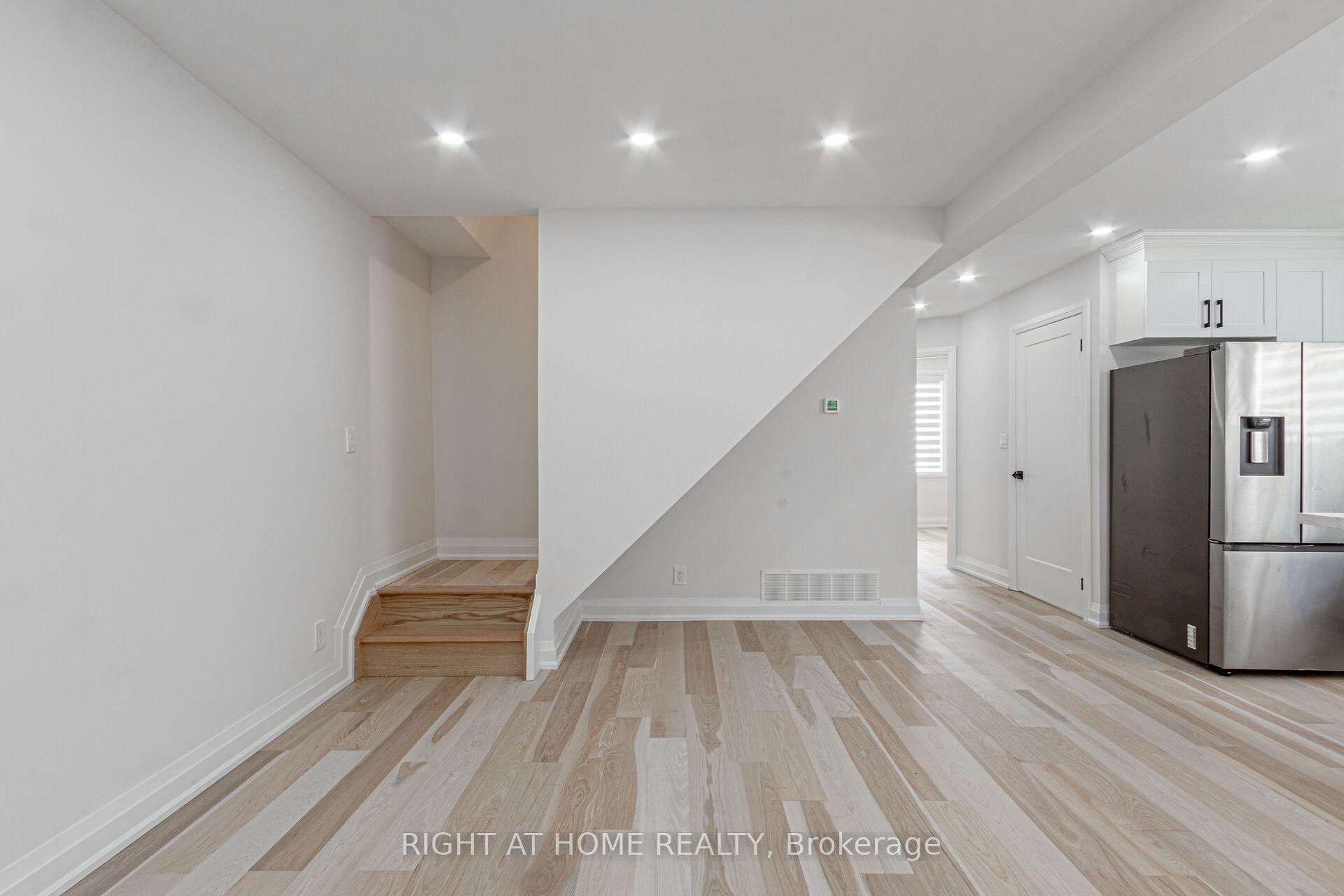 961 Victoria Pk Ave, Toronto, ON M4B2J4 | 2 Bedroom 2 Bathroom Detached House | Image 11