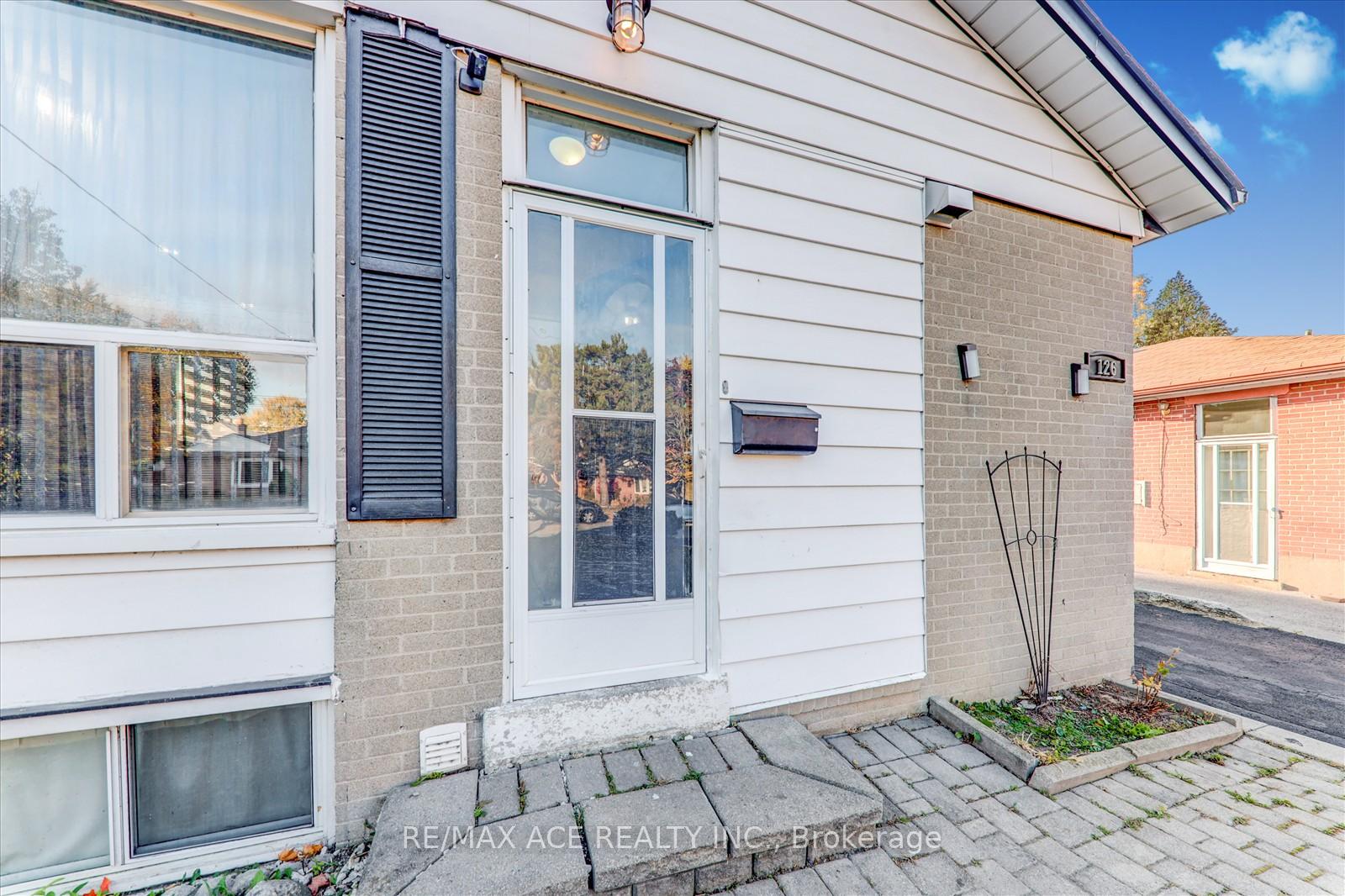 126 Porchester Dr W, Toronto, ON M1J2R7 | 3 Bedroom 2 Bathroom Detached House | Image 8