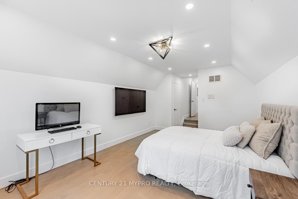 8 Briarwood Rd N, Markham, ON L3R2X2 | 5 Bedroom 4 Bathroom Detached House | Image 22