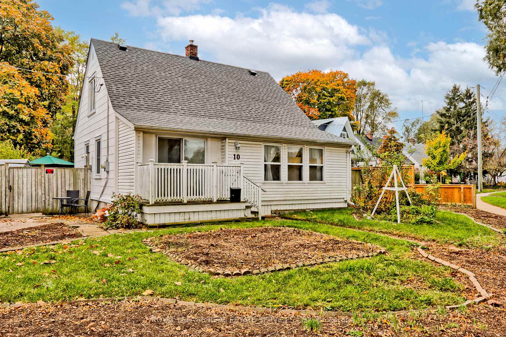 10 Smith Cres, Toronto, ON M8Z3X5 | 3 Bedroom 2 Bathroom Detached House | Image 1