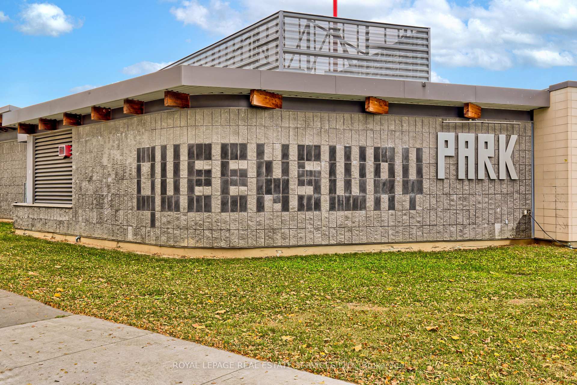 10 Smith Cres, Toronto, ON M8Z3X5 | 3 Bedroom 2 Bathroom Detached House | Image 14