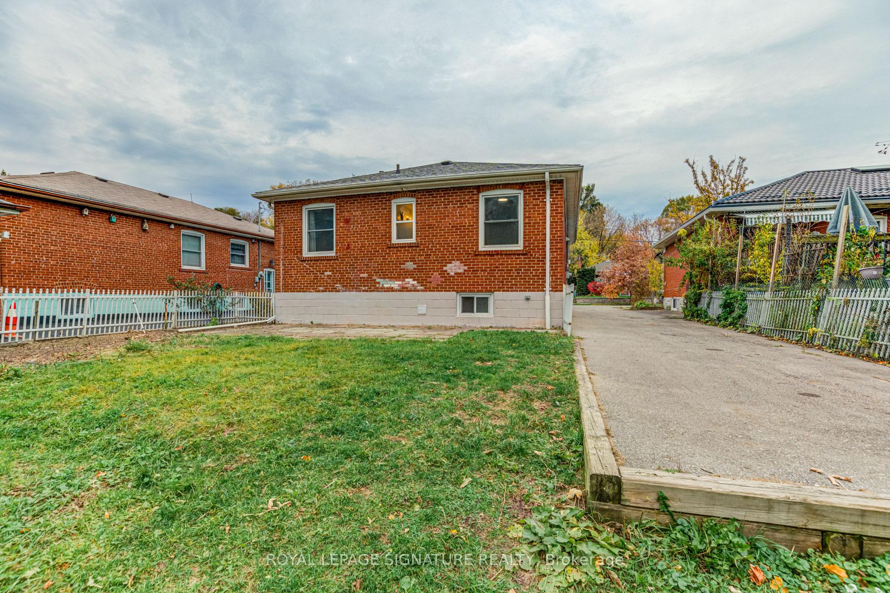 6 Bonnyview Dr, Toronto, ON M8Y3G6 | 3 Bedroom 2 Bathroom Detached House | Image 39