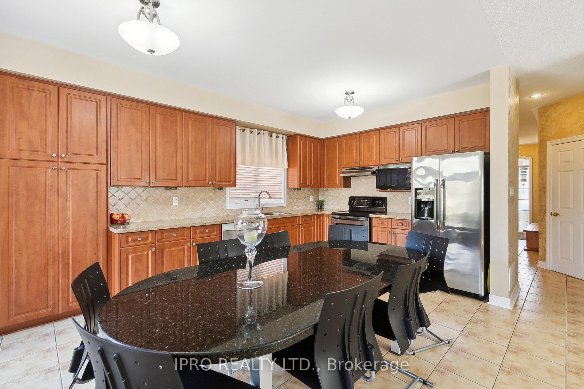 6829 Golden Hills Way, Mississauga, ON L5W1P3 | 4 Bedroom 4 Bathroom Detached House | Image 11
