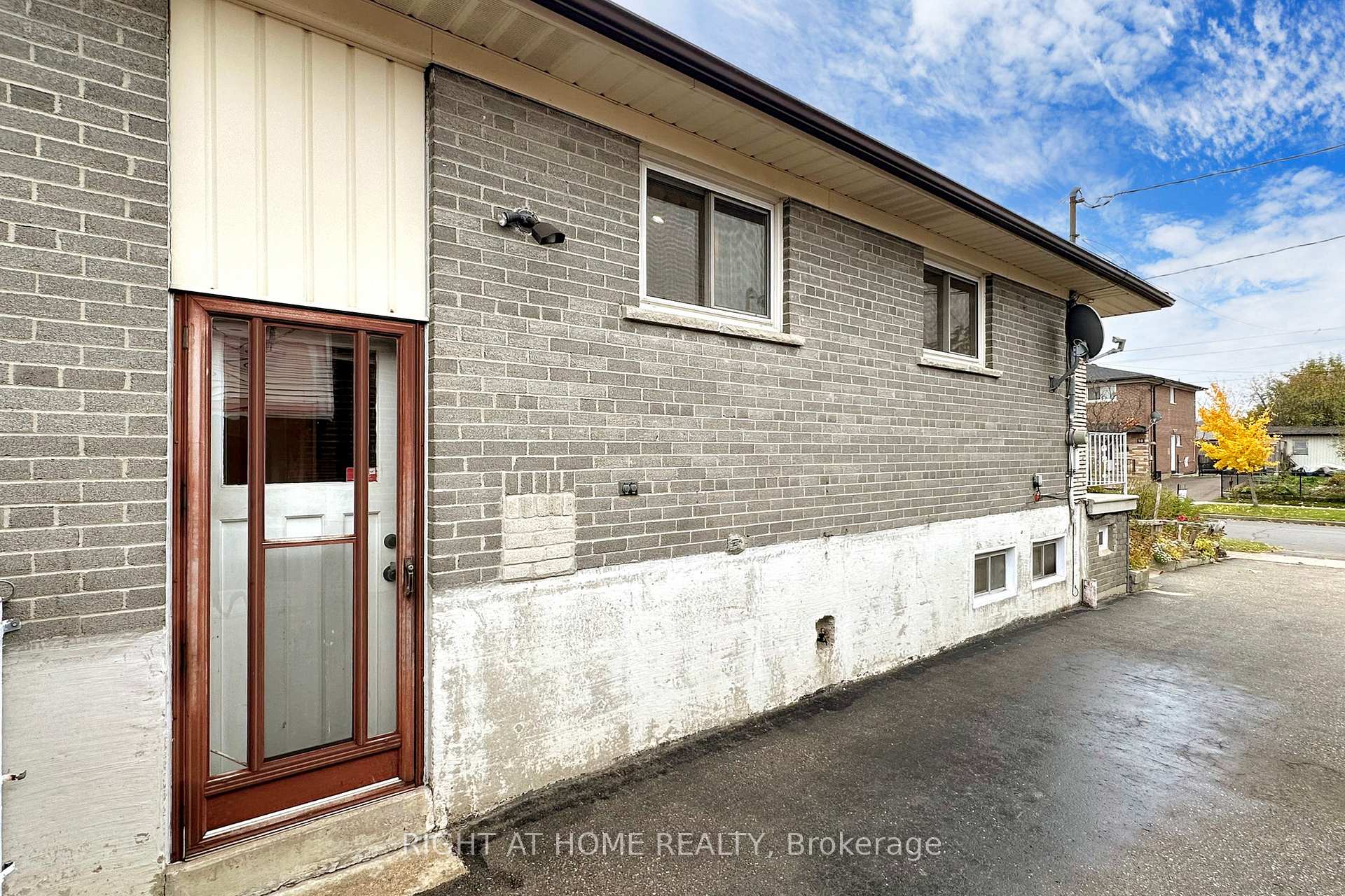 101 Elnathan Cres, Toronto, ON M9L2G2 | 3 Bedroom 2 Bathroom Semi-Detached House | Image 3