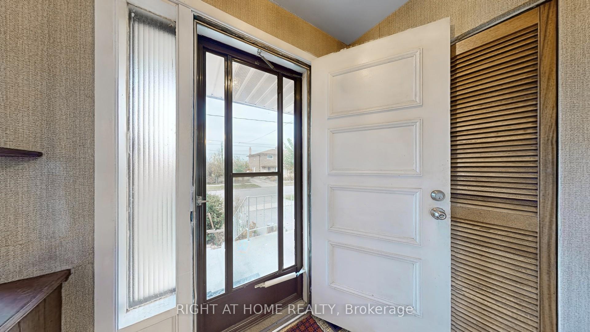 101 Elnathan Cres, Toronto, ON M9L2G2 | 3 Bedroom 2 Bathroom Semi-Detached House | Image 4