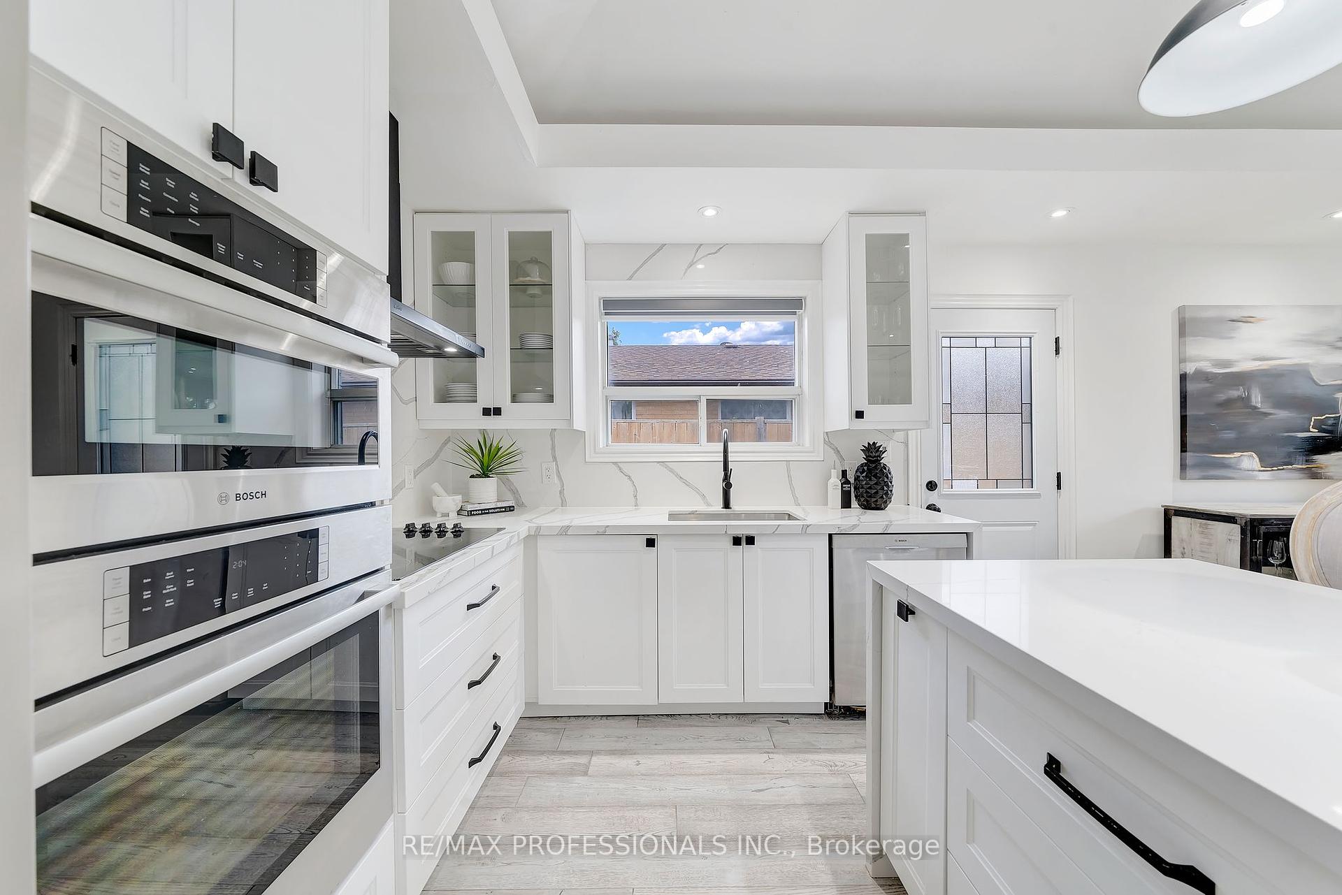32 Farley Cres, Toronto, ON M9R2A6 | 3 Bedroom 3 Bathroom Detached House | Image 8