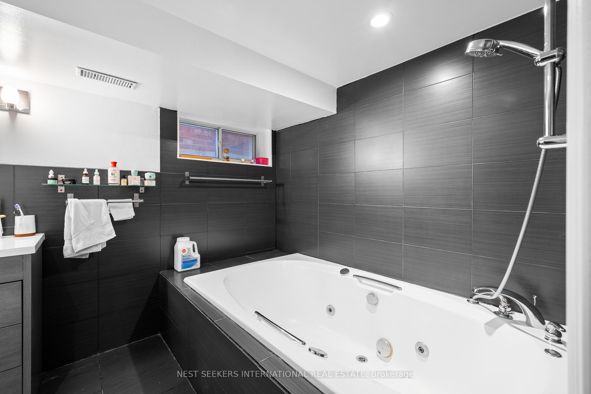 498 Caledonia Rd, Toronto, ON M6E4V2 | 2 Bedroom 2 Bathroom Detached House | Image 16