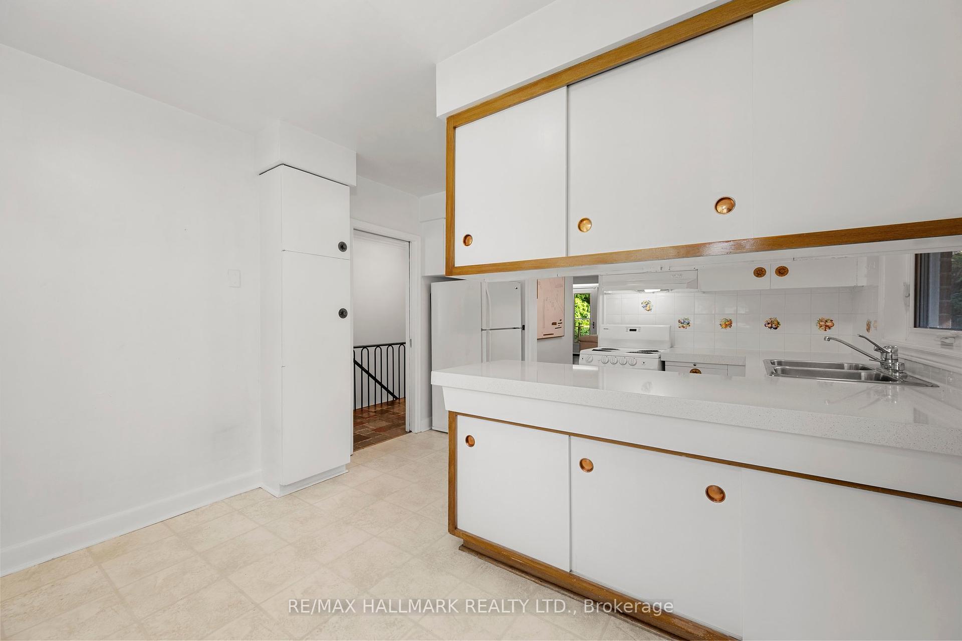 71 Riverwood Pkwy, Toronto, ON M8Y4E4 | 3 Bedroom 3 Bathroom Detached House | Image 10