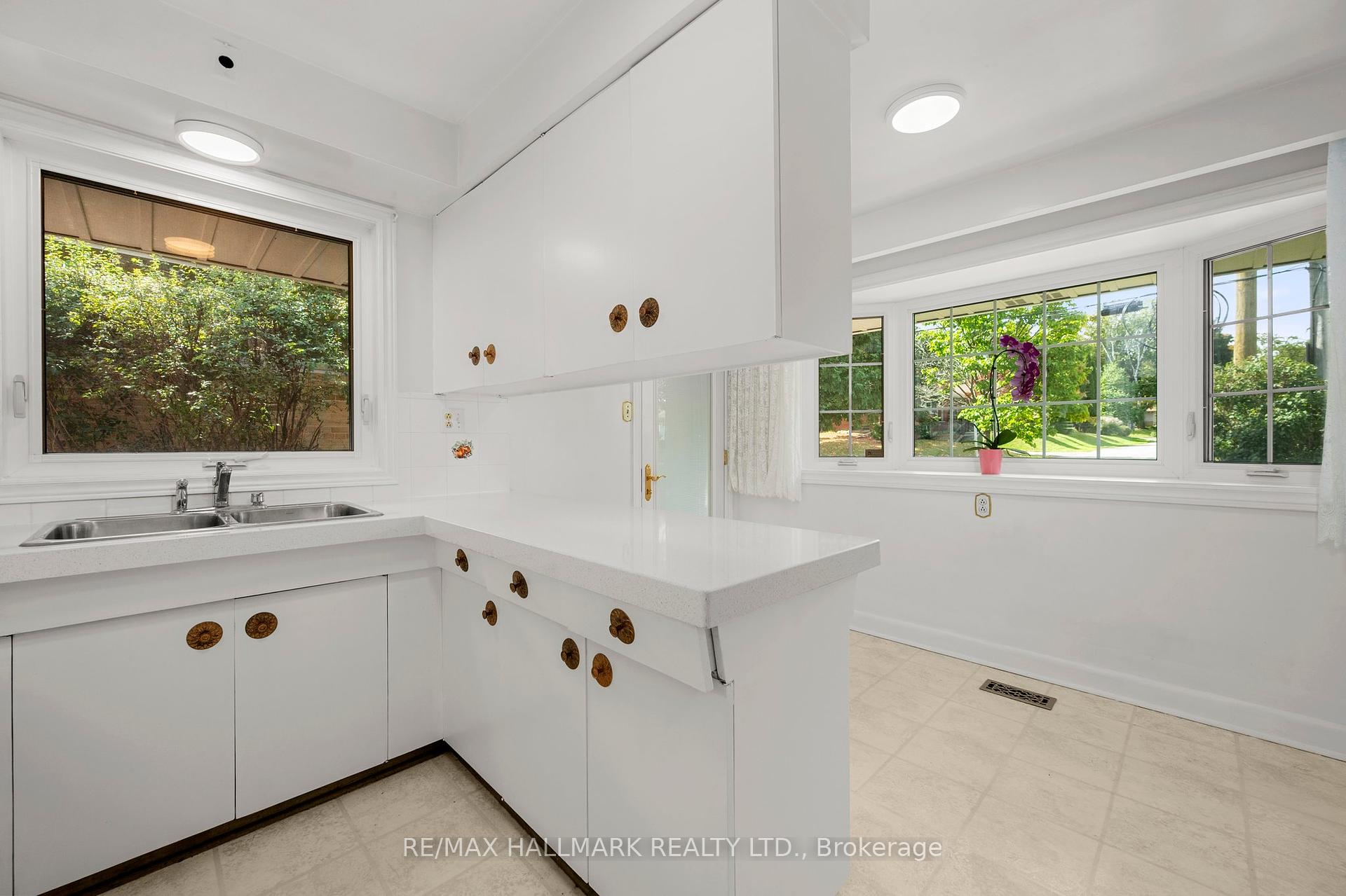 71 Riverwood Pkwy, Toronto, ON M8Y4E4 | 3 Bedroom 3 Bathroom Detached House | Image 8