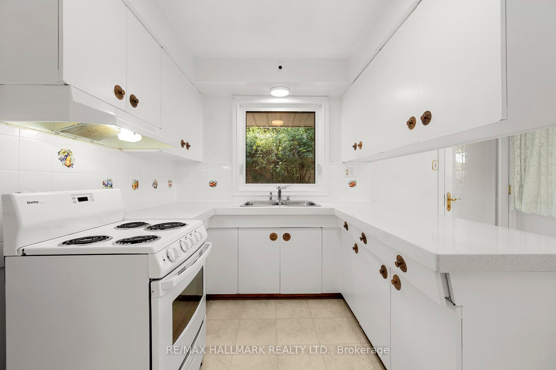 71 Riverwood Pkwy, Toronto, ON M8Y4E4 | 3 Bedroom 3 Bathroom Detached House | Image 9