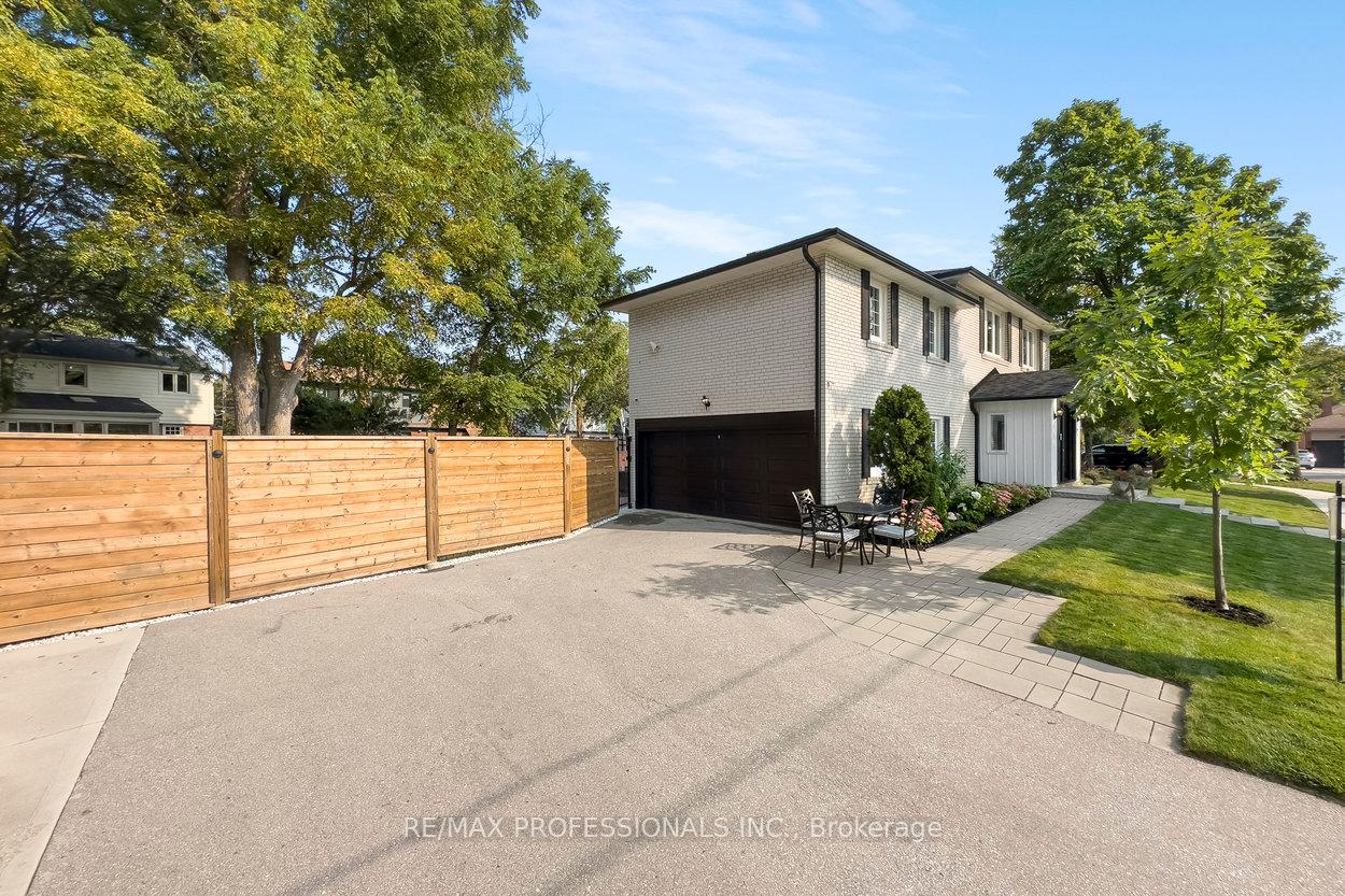 3 Lochway Crt, Toronto, ON M9B4G6 | 4 Bedroom 3 Bathroom Detached House | Image 5
