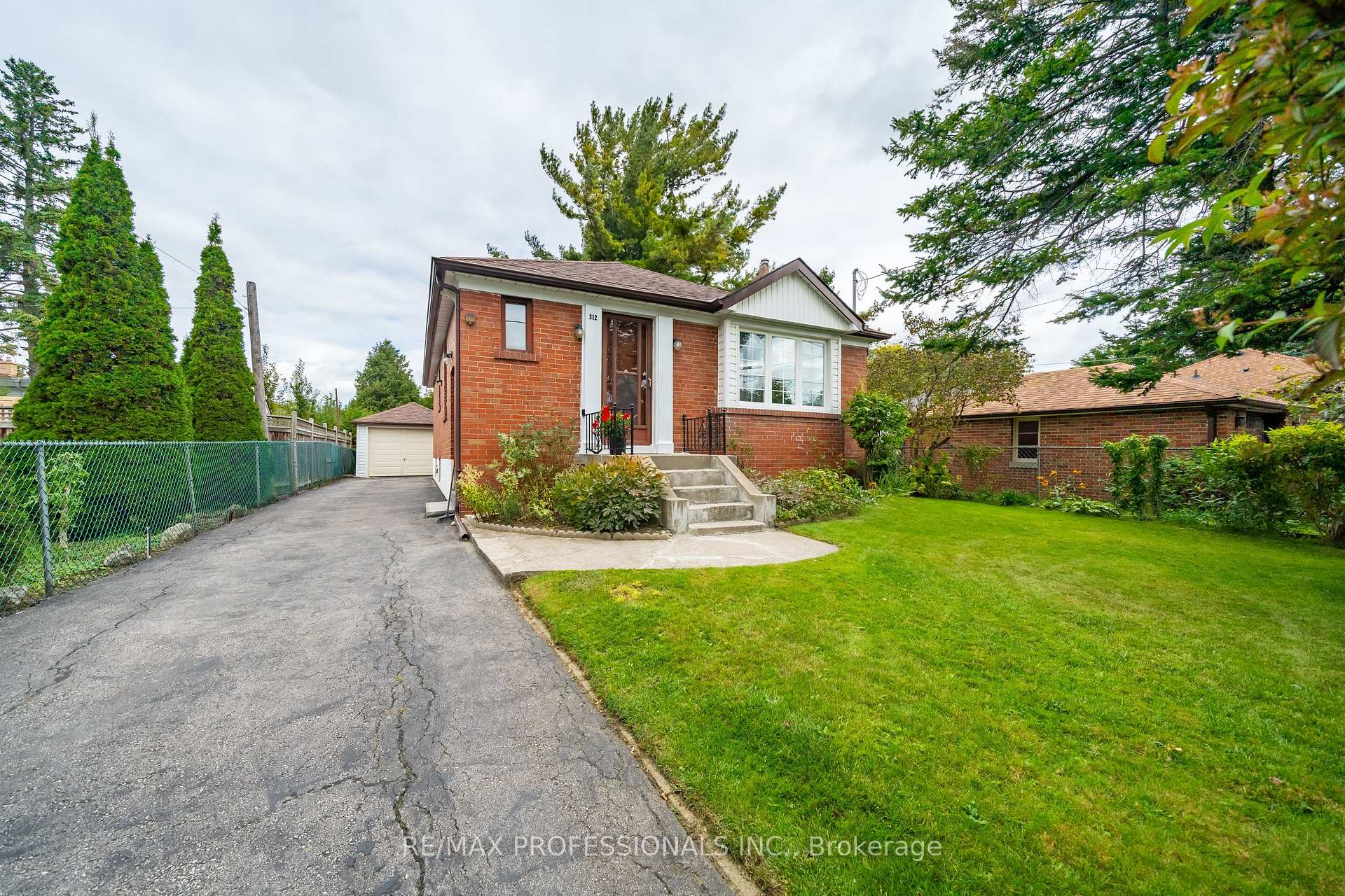 312 Dalesford Rd, Toronto, ON M8Y1G7 | 3 Bedroom 2 Bathroom Detached House | Image 2