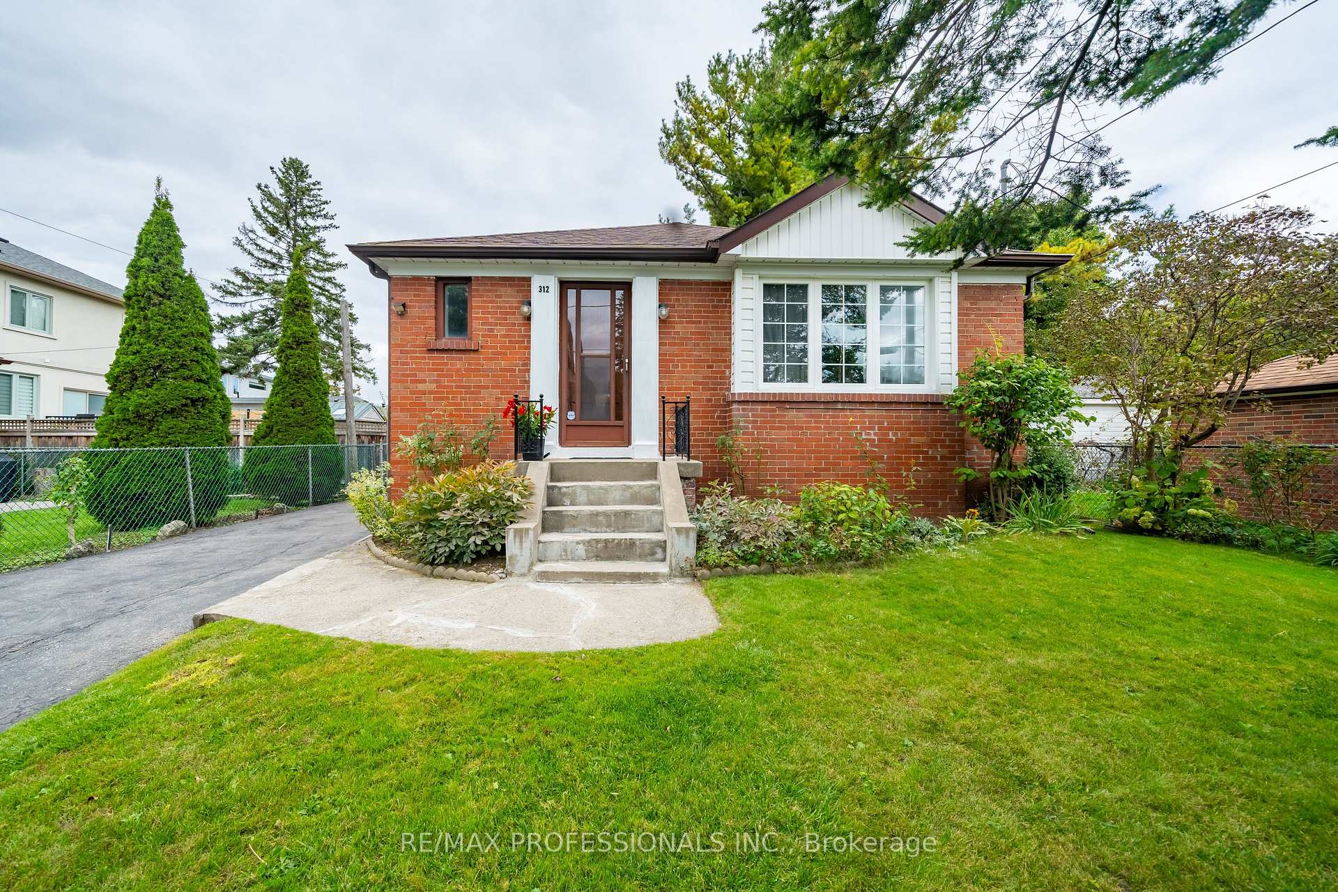 312 Dalesford Rd, Toronto, ON M8Y1G7 | 3 Bedroom 2 Bathroom Detached House | Image 3