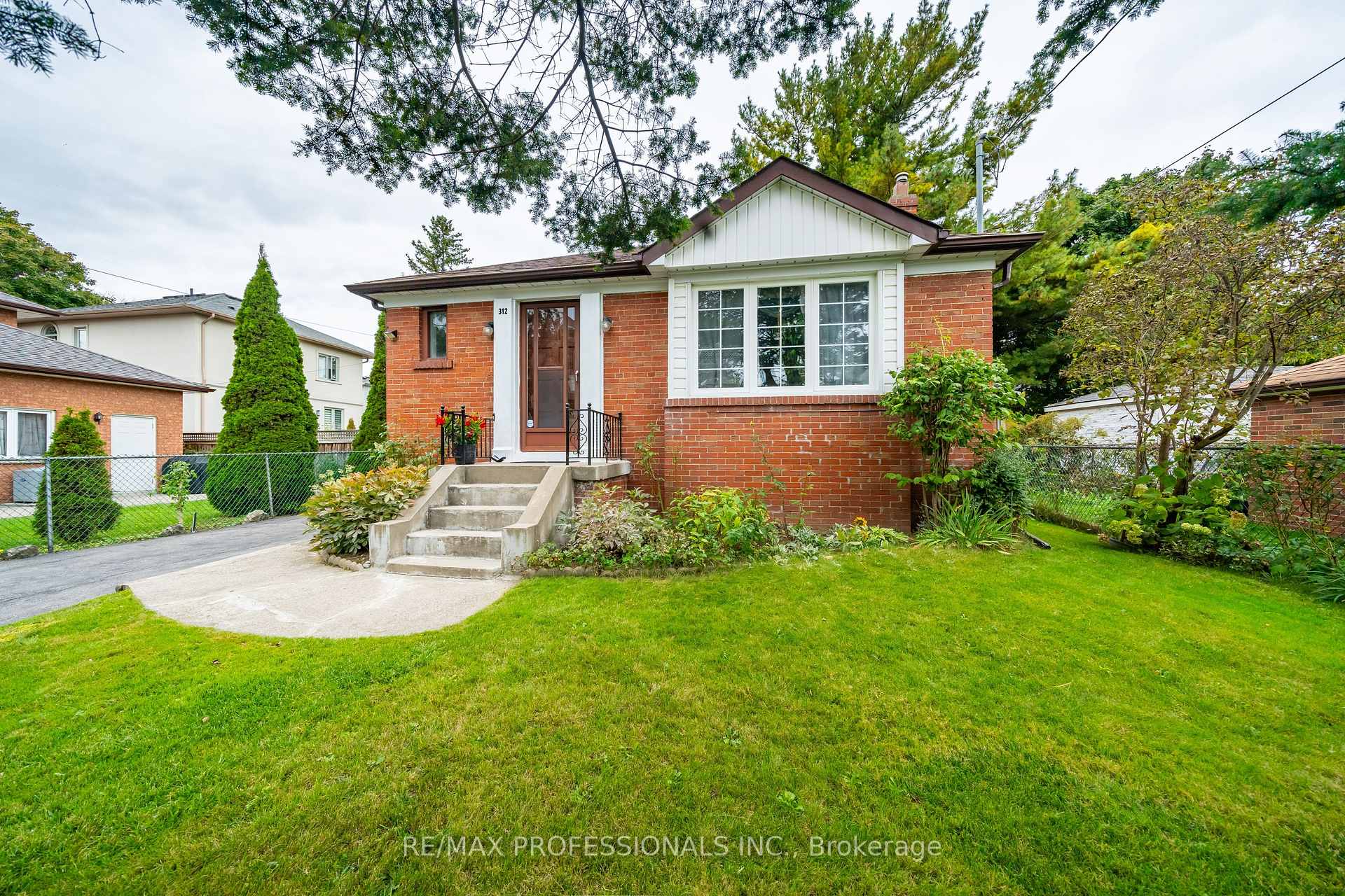 312 Dalesford Rd, Toronto, ON M8Y1G7 | 3 Bedroom 2 Bathroom Detached House | Image 4