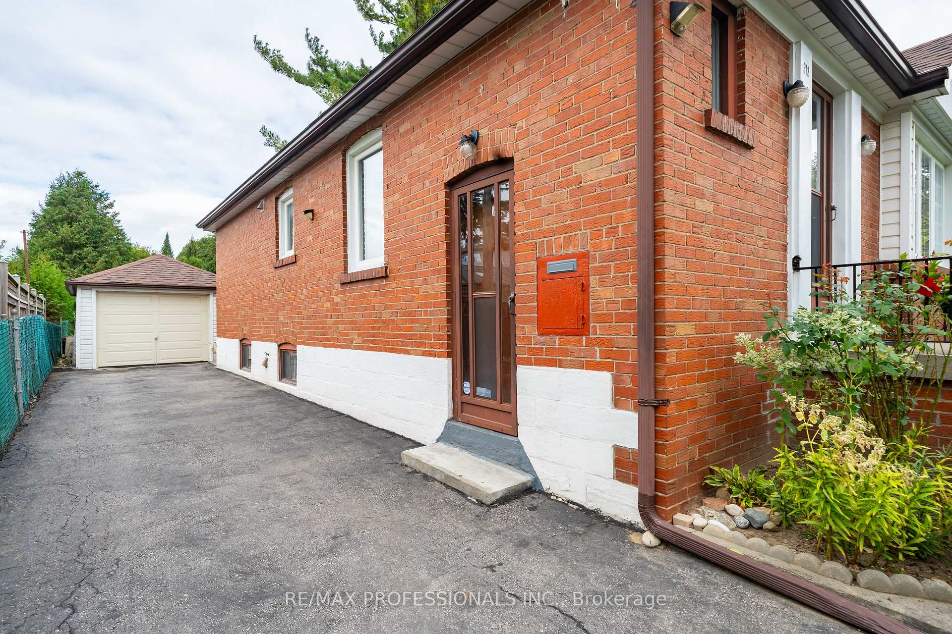 312 Dalesford Rd, Toronto, ON M8Y1G7 | 3 Bedroom 2 Bathroom Detached House | Image 5