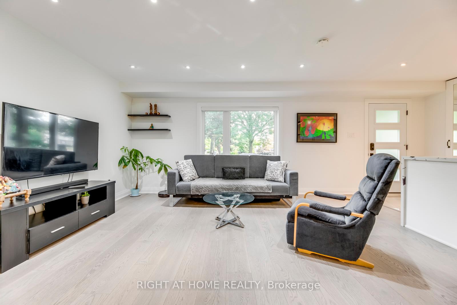 5 Saunders Cres, Toronto, ON M8Y2P7 | 3 Bedroom 4 Bathroom Detached House | Image 10