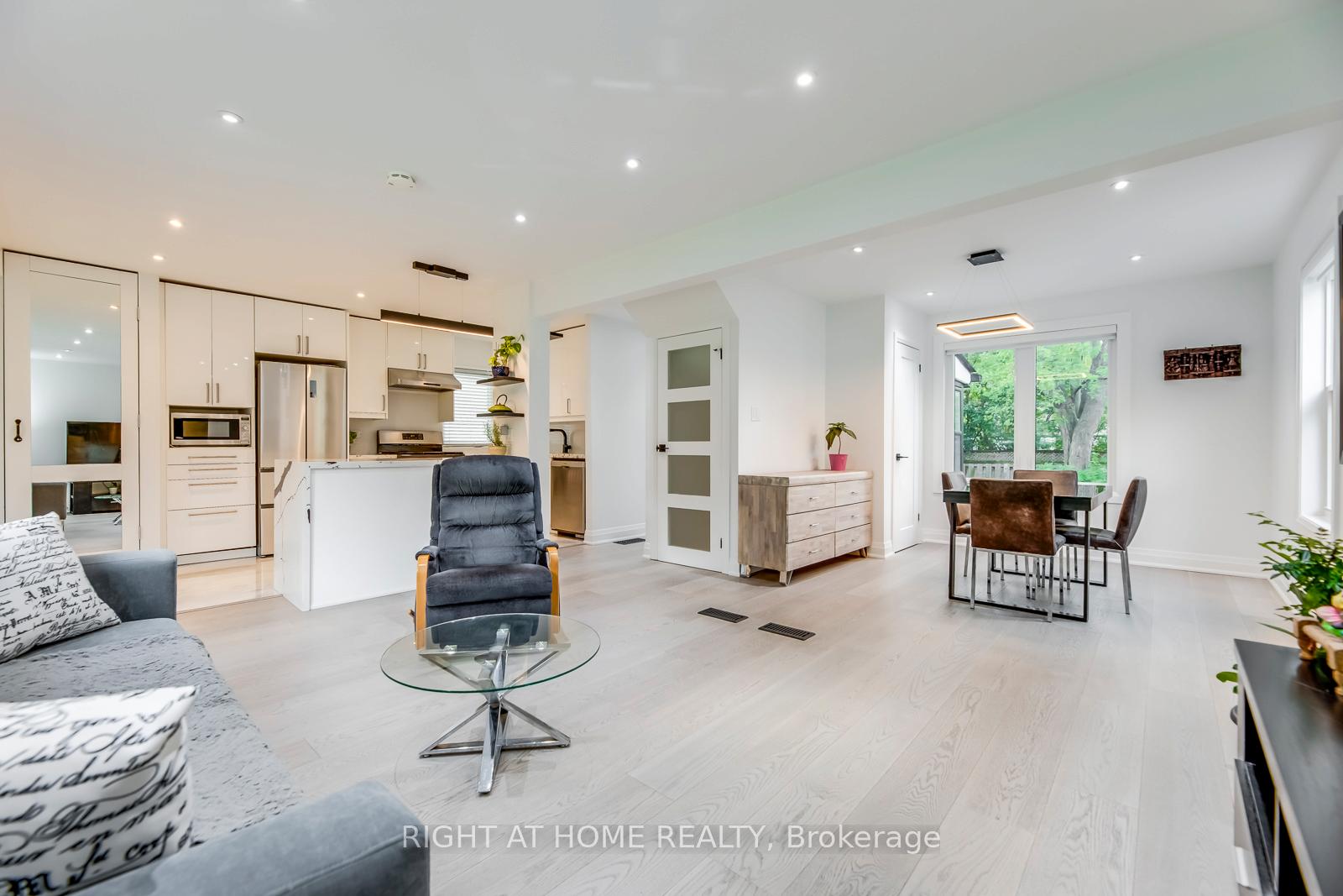 5 Saunders Cres, Toronto, ON M8Y2P7 | 3 Bedroom 4 Bathroom Detached House | Image 11