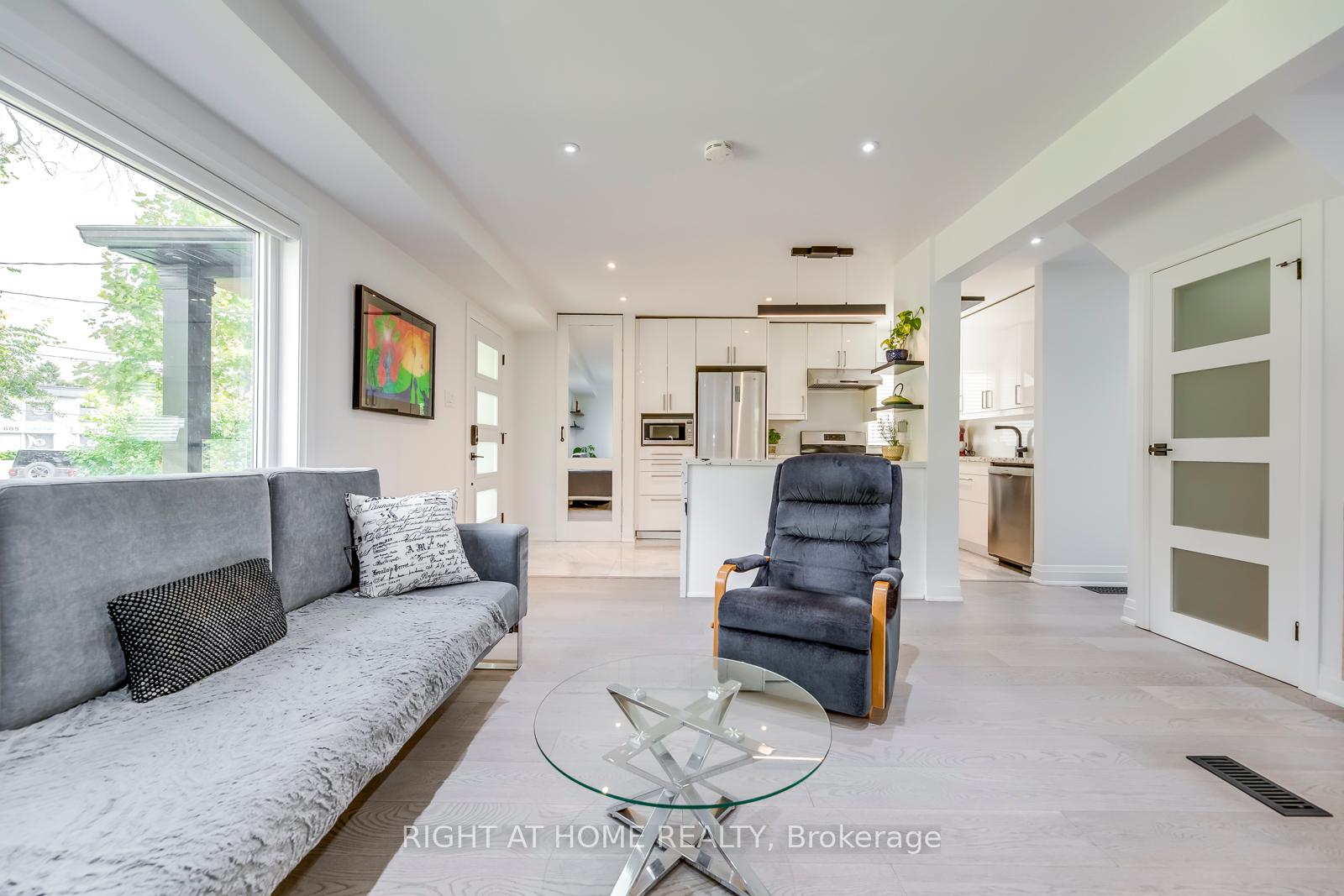 5 Saunders Cres, Toronto, ON M8Y2P7 | 3 Bedroom 4 Bathroom Detached House | Image 12