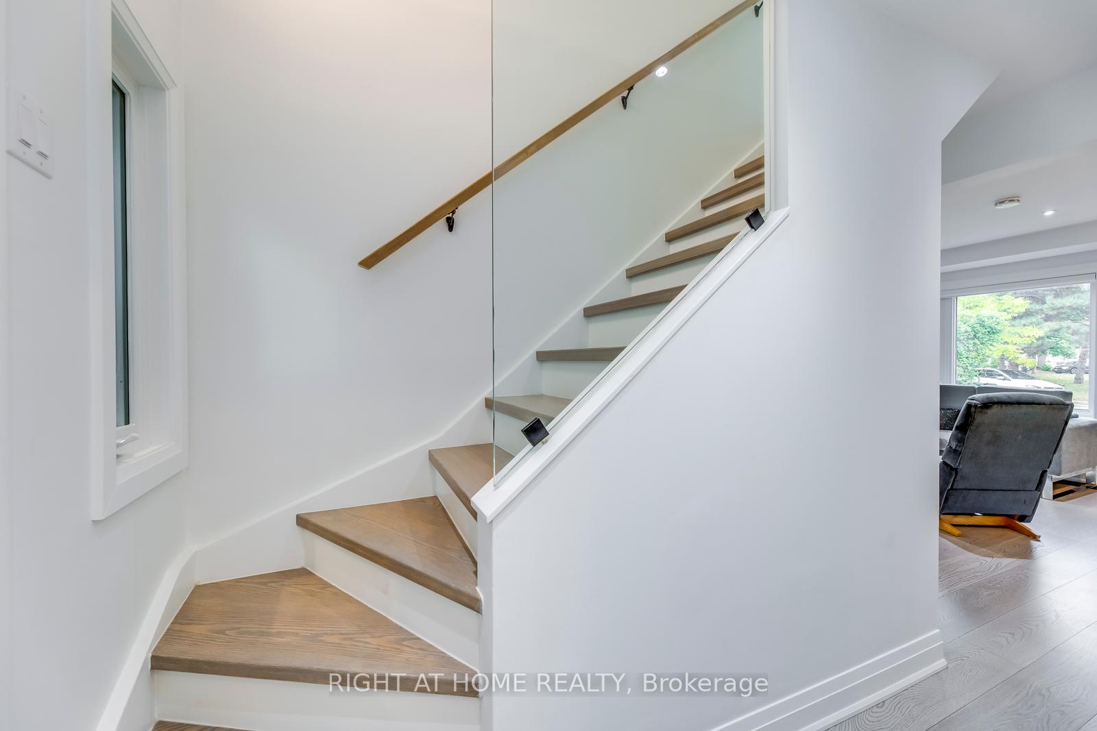 5 Saunders Cres, Toronto, ON M8Y2P7 | 3 Bedroom 4 Bathroom Detached House | Image 19