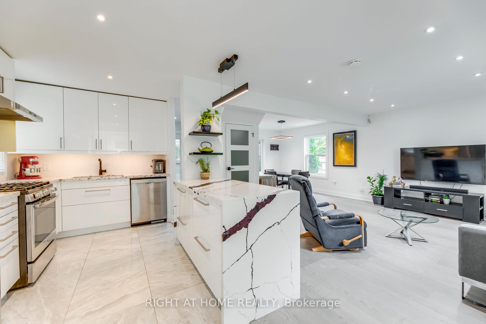 5 Saunders Cres, Toronto, ON M8Y2P7 | 3 Bedroom 4 Bathroom Detached House | Image 4