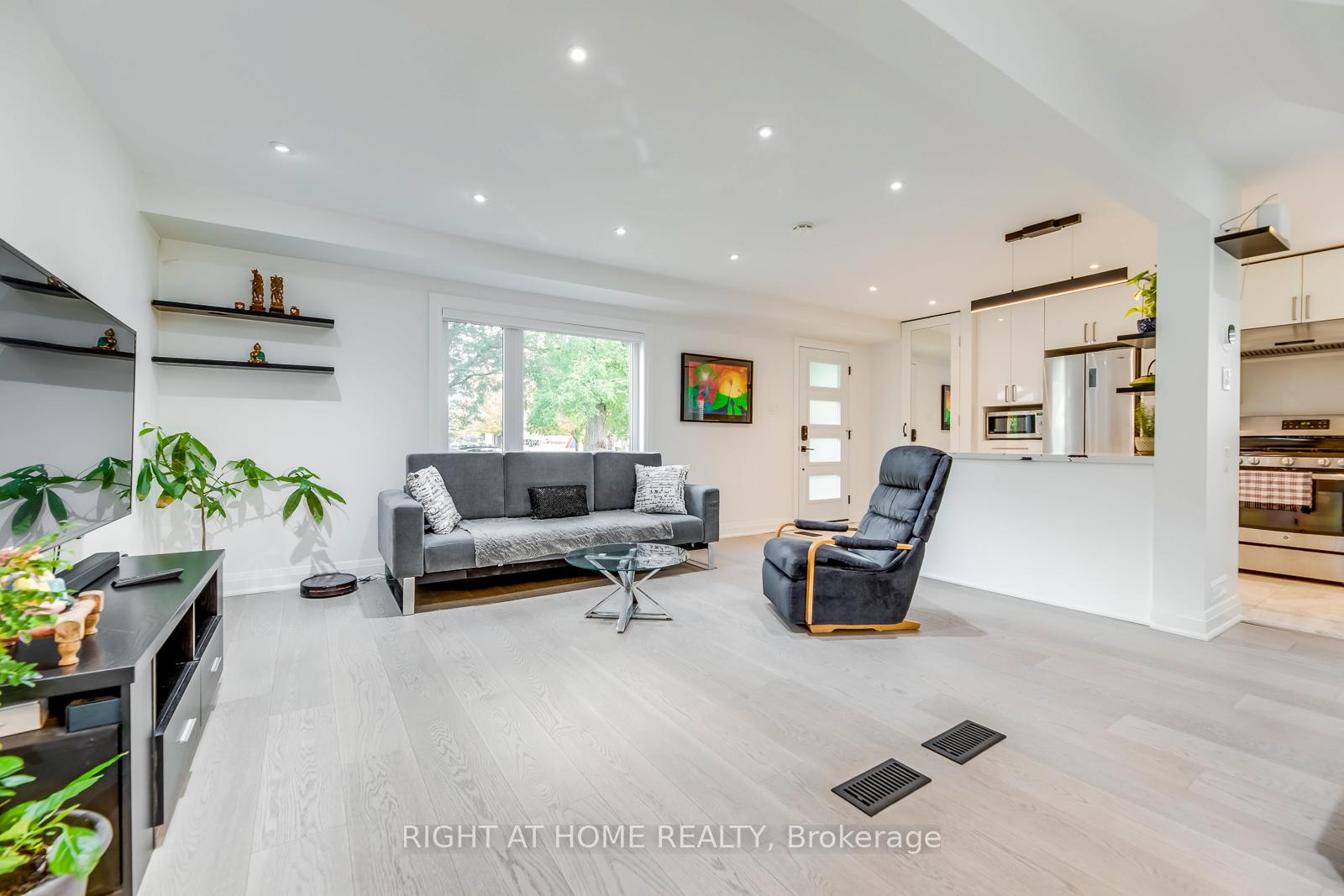 5 Saunders Cres, Toronto, ON M8Y2P7 | 3 Bedroom 4 Bathroom Detached House | Image 40