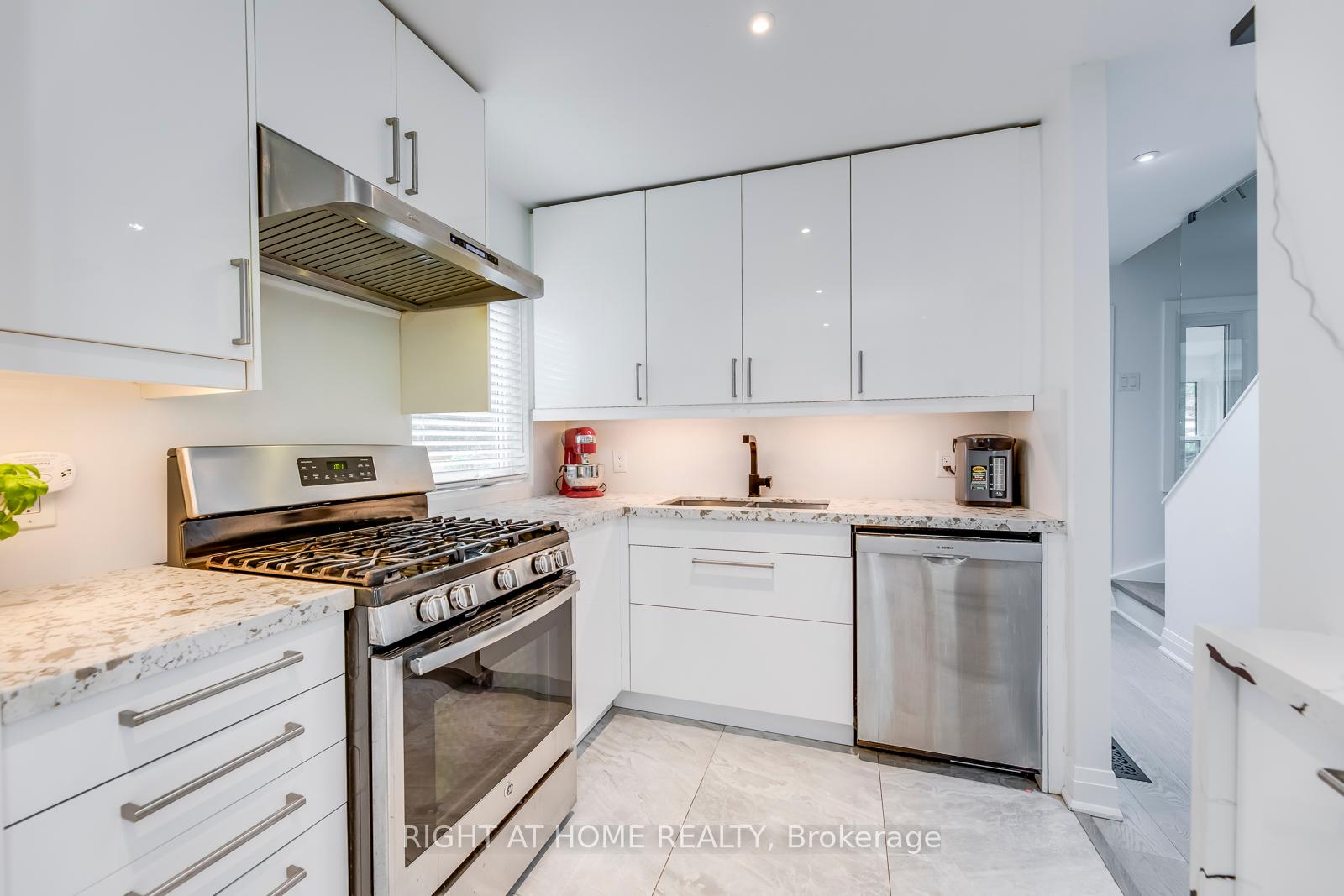 5 Saunders Cres, Toronto, ON M8Y2P7 | 3 Bedroom 4 Bathroom Detached House | Image 5