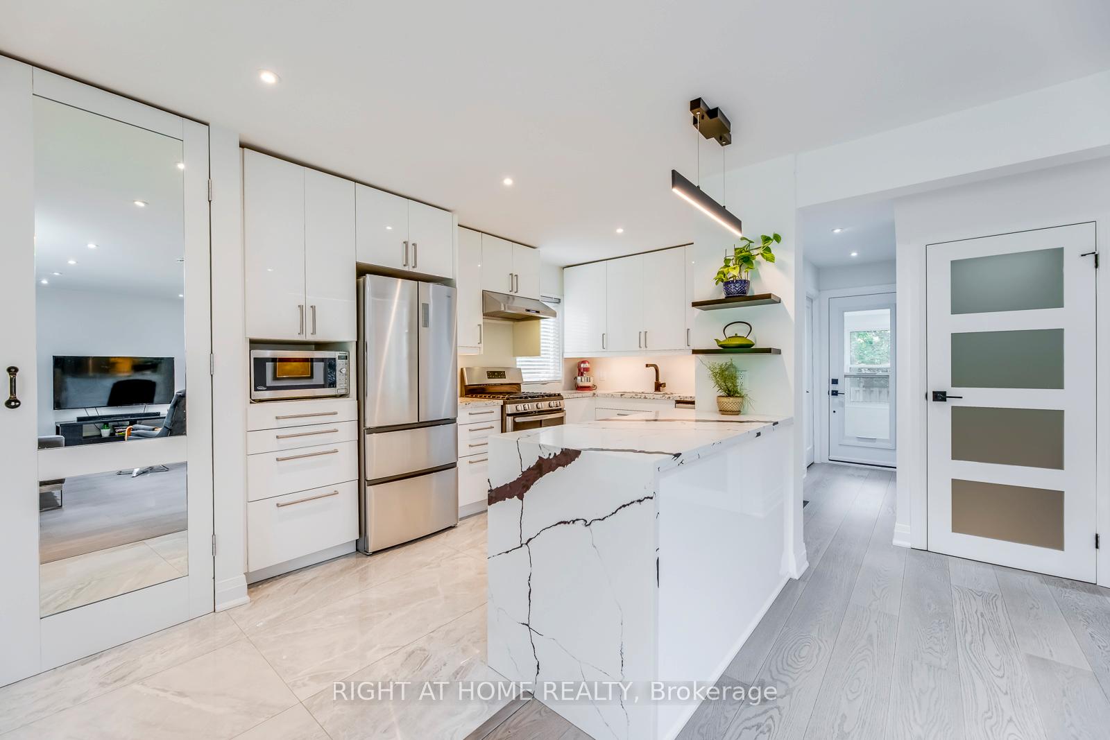 5 Saunders Cres, Toronto, ON M8Y2P7 | 3 Bedroom 4 Bathroom Detached House | Image 6