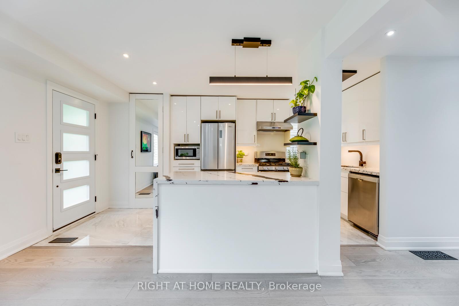 5 Saunders Cres, Toronto, ON M8Y2P7 | 3 Bedroom 4 Bathroom Detached House | Image 7