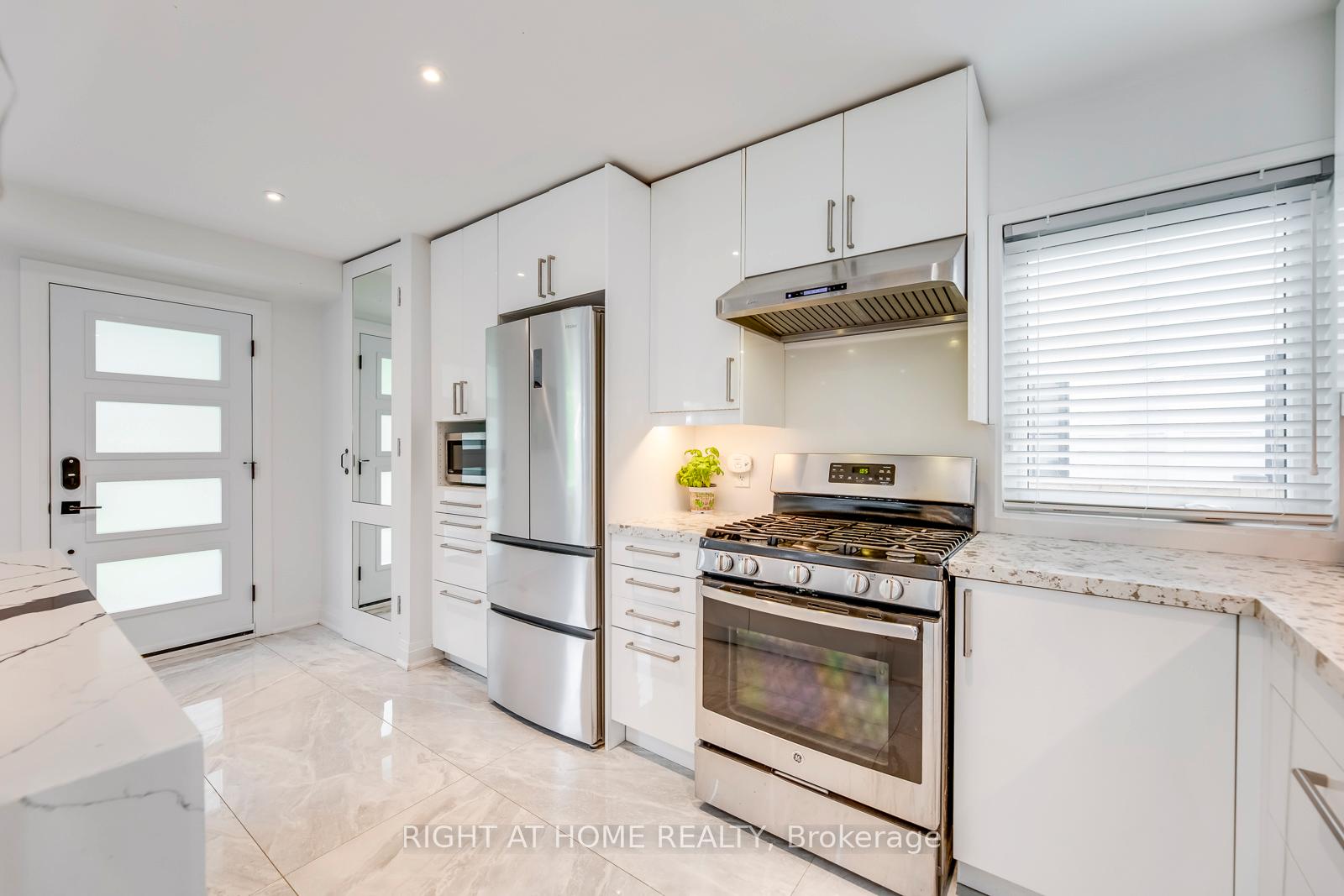 5 Saunders Cres, Toronto, ON M8Y2P7 | 3 Bedroom 4 Bathroom Detached House | Image 8