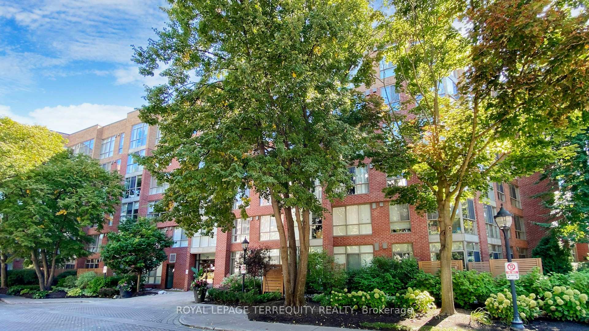 #511 - 20 Southport St, Toronto, ON M6S4Y8 | 1 Bedroom 1 Bathroom Condo Apt | Image 1