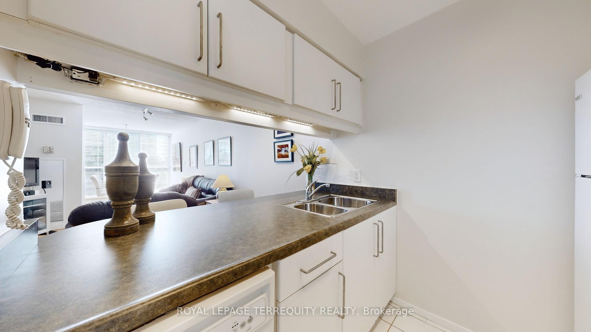 #511 - 20 Southport St, Toronto, ON M6S4Y8 | 1 Bedroom 1 Bathroom Condo Apt | Image 10