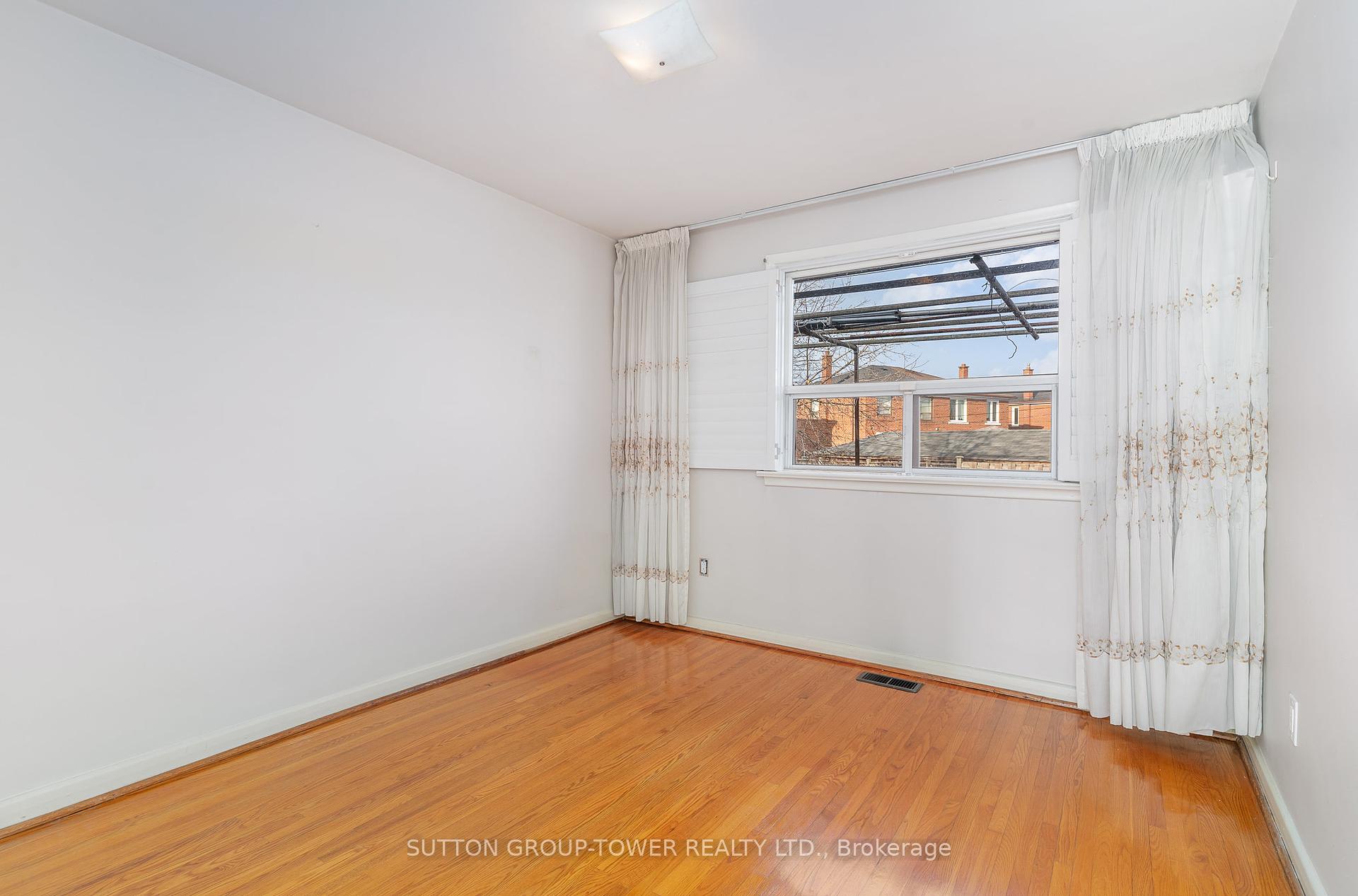 126 Giltspur Dr, Toronto, ON M3L1M9 | 3 Bedroom 2 Bathroom Semi-Detached House | Image 13