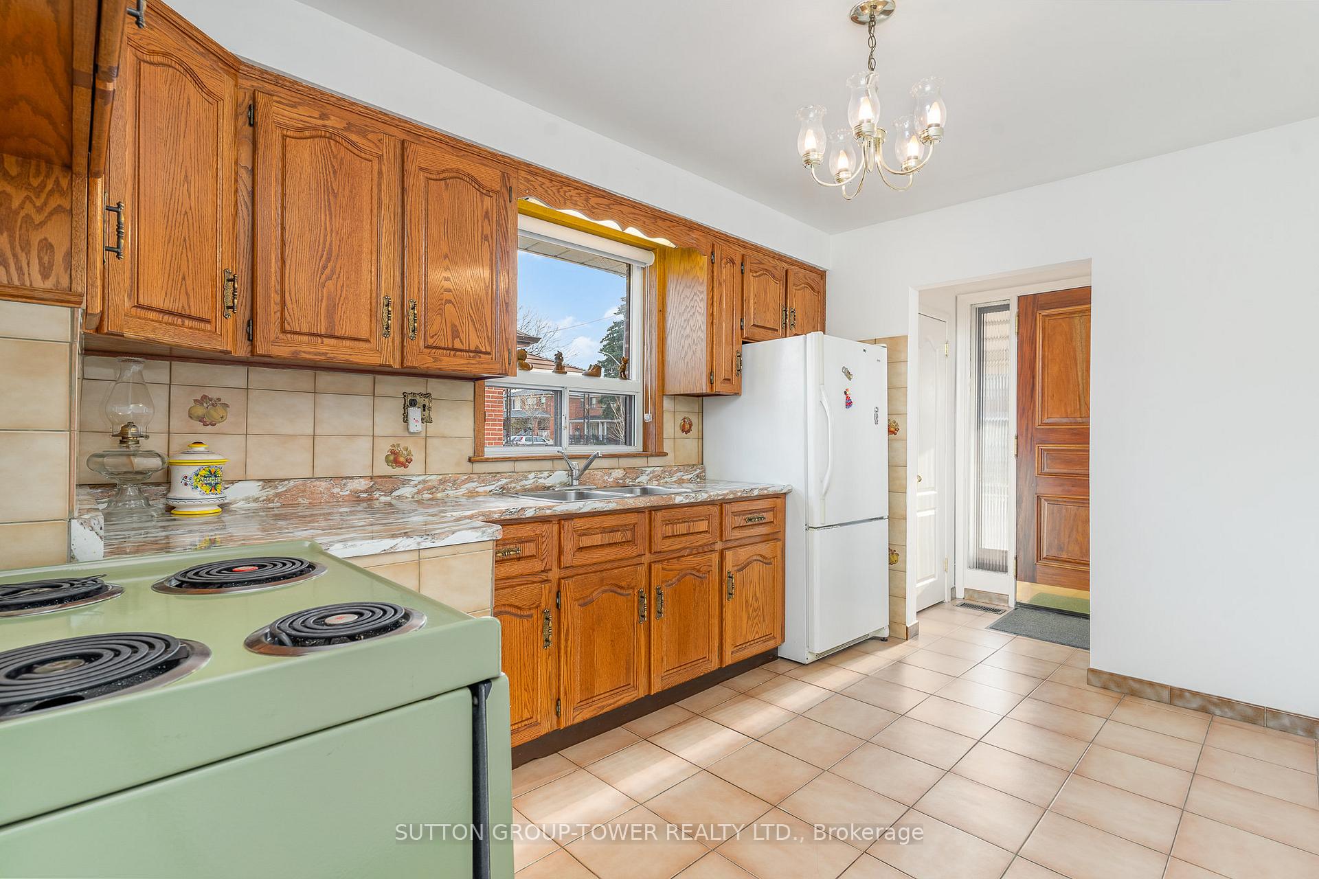 126 Giltspur Dr, Toronto, ON M3L1M9 | 3 Bedroom 2 Bathroom Semi-Detached House | Image 7