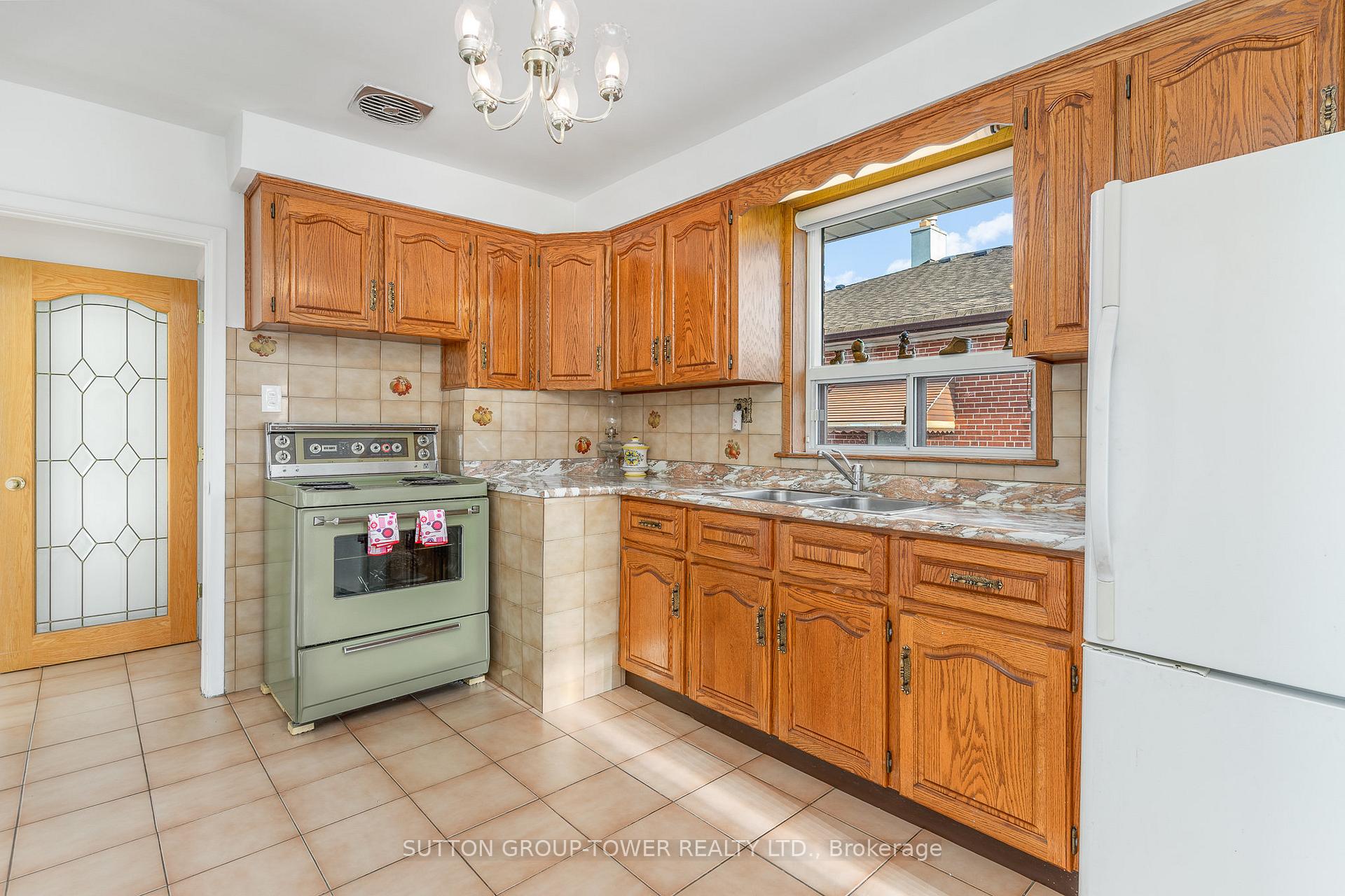 126 Giltspur Dr, Toronto, ON M3L1M9 | 3 Bedroom 2 Bathroom Semi-Detached House | Image 8