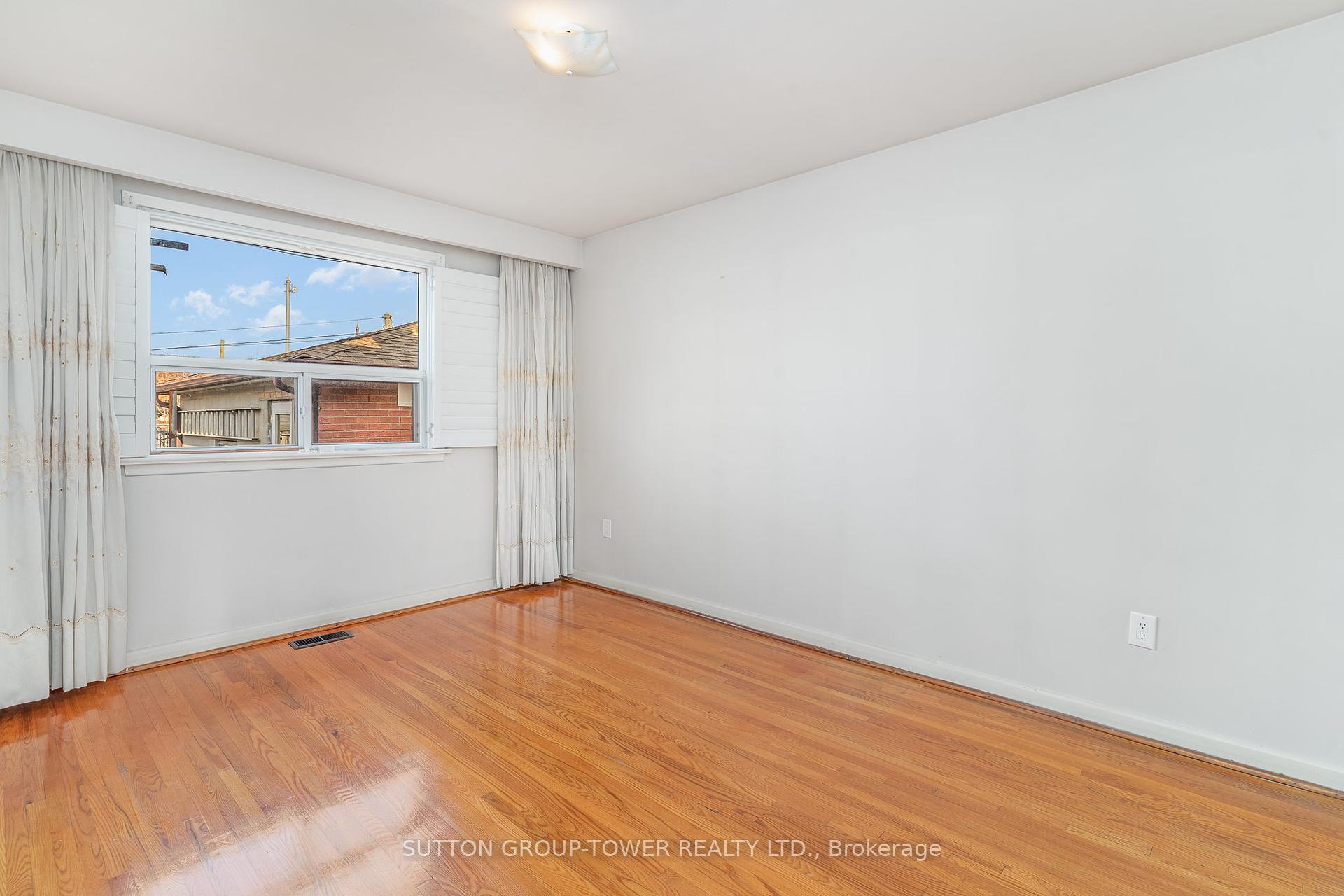 126 Giltspur Dr, Toronto, ON M3L1M9 | 3 Bedroom 2 Bathroom Semi-Detached House | Image 9