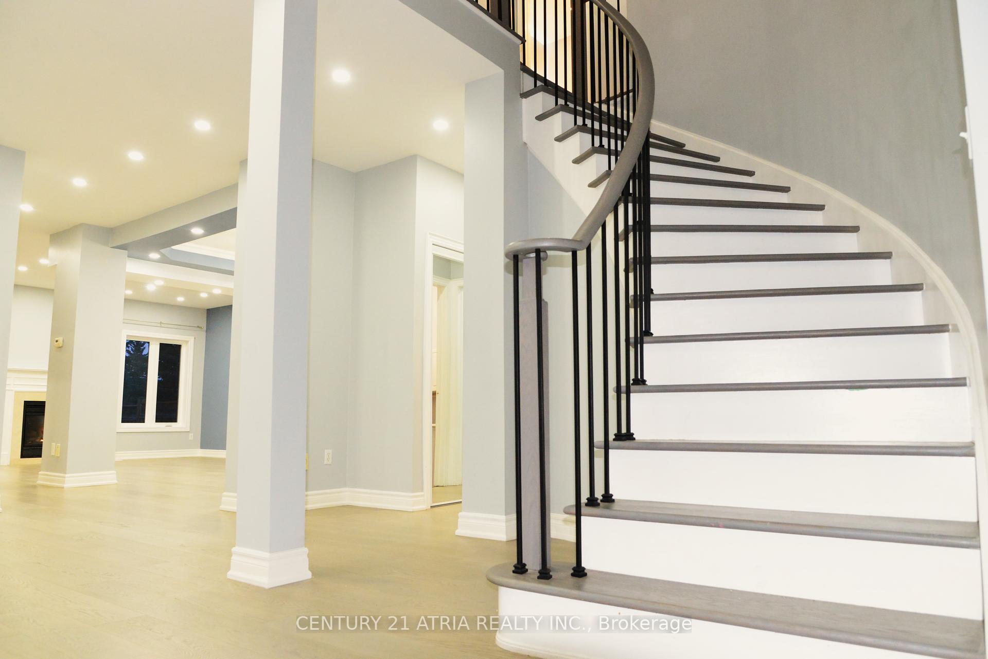 1093 Lamplight Way, Mississauga, ON L5W1J3 | 4 Bedroom 4 Bathroom Detached House | Image 4