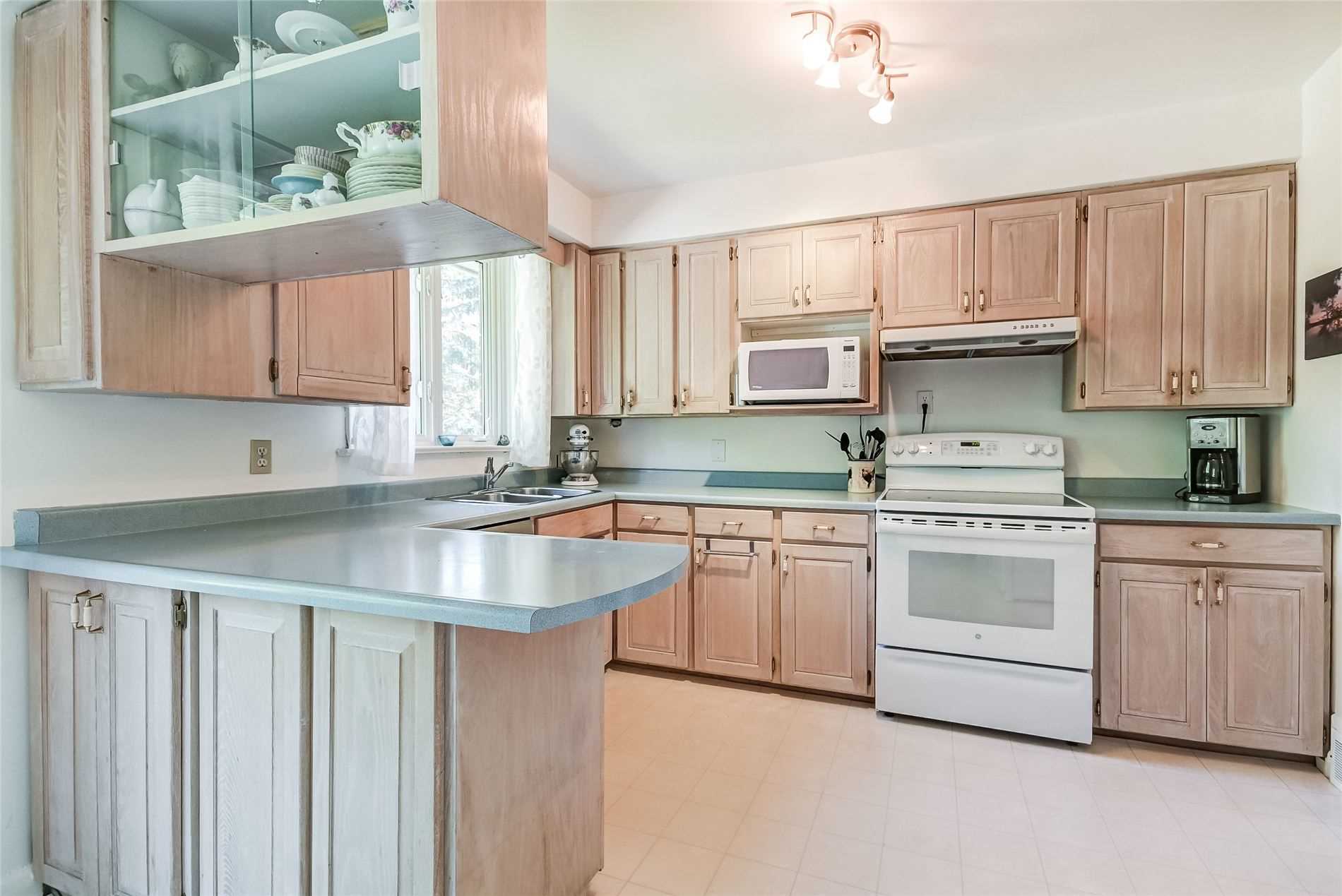 6 Greening Cres, Toronto, ON M9A1N8 | 3 Bedroom 2 Bathroom Detached House | Image 8