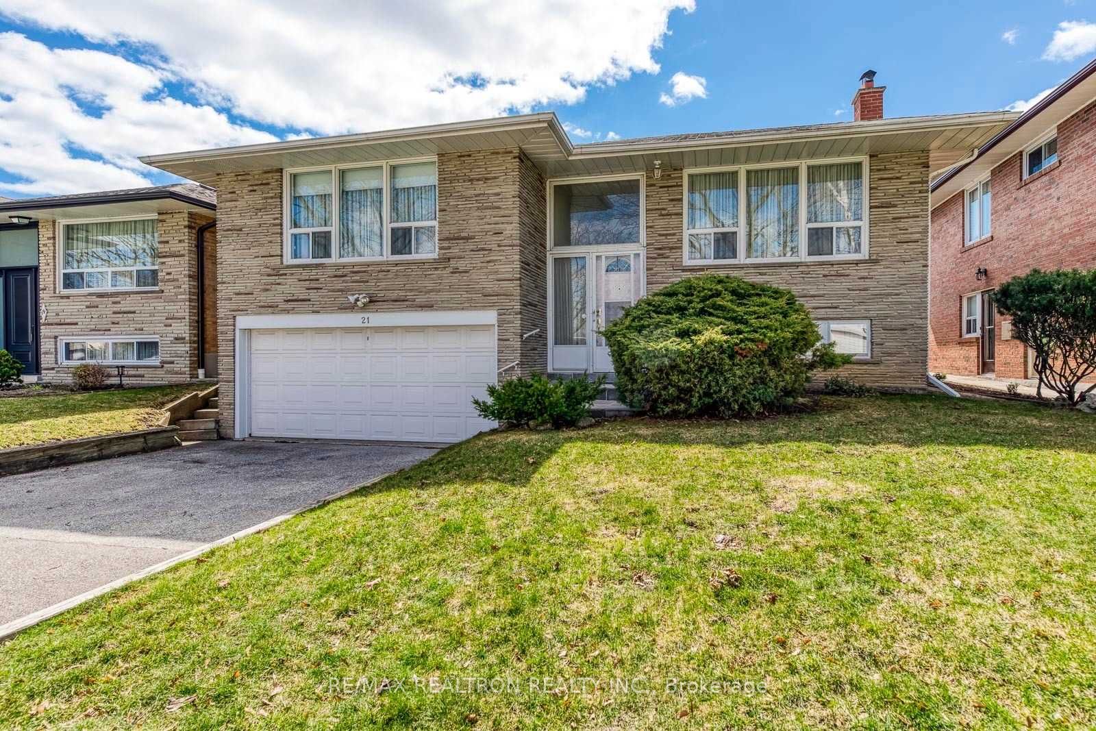 21 Manorhampton Dr, Toronto, ON M9P1E1 | 3 Bedroom 3 Bathroom Detached House | Image 2