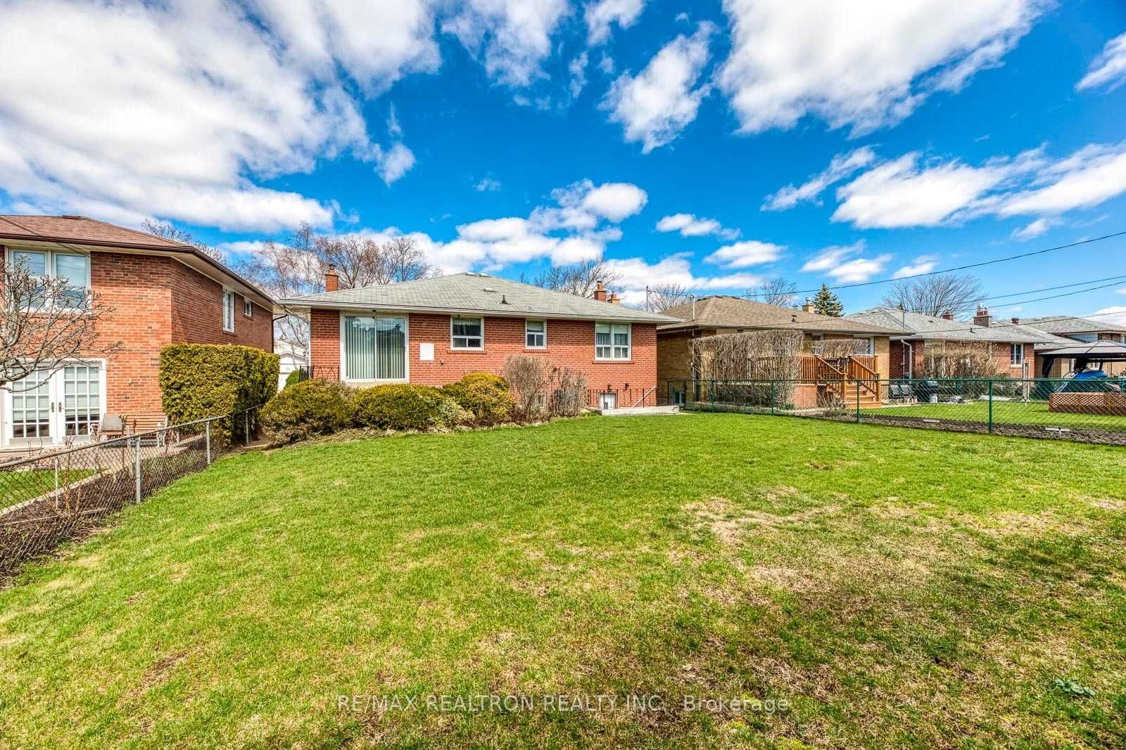 21 Manorhampton Dr, Toronto, ON M9P1E1 | 3 Bedroom 3 Bathroom Detached House | Image 26